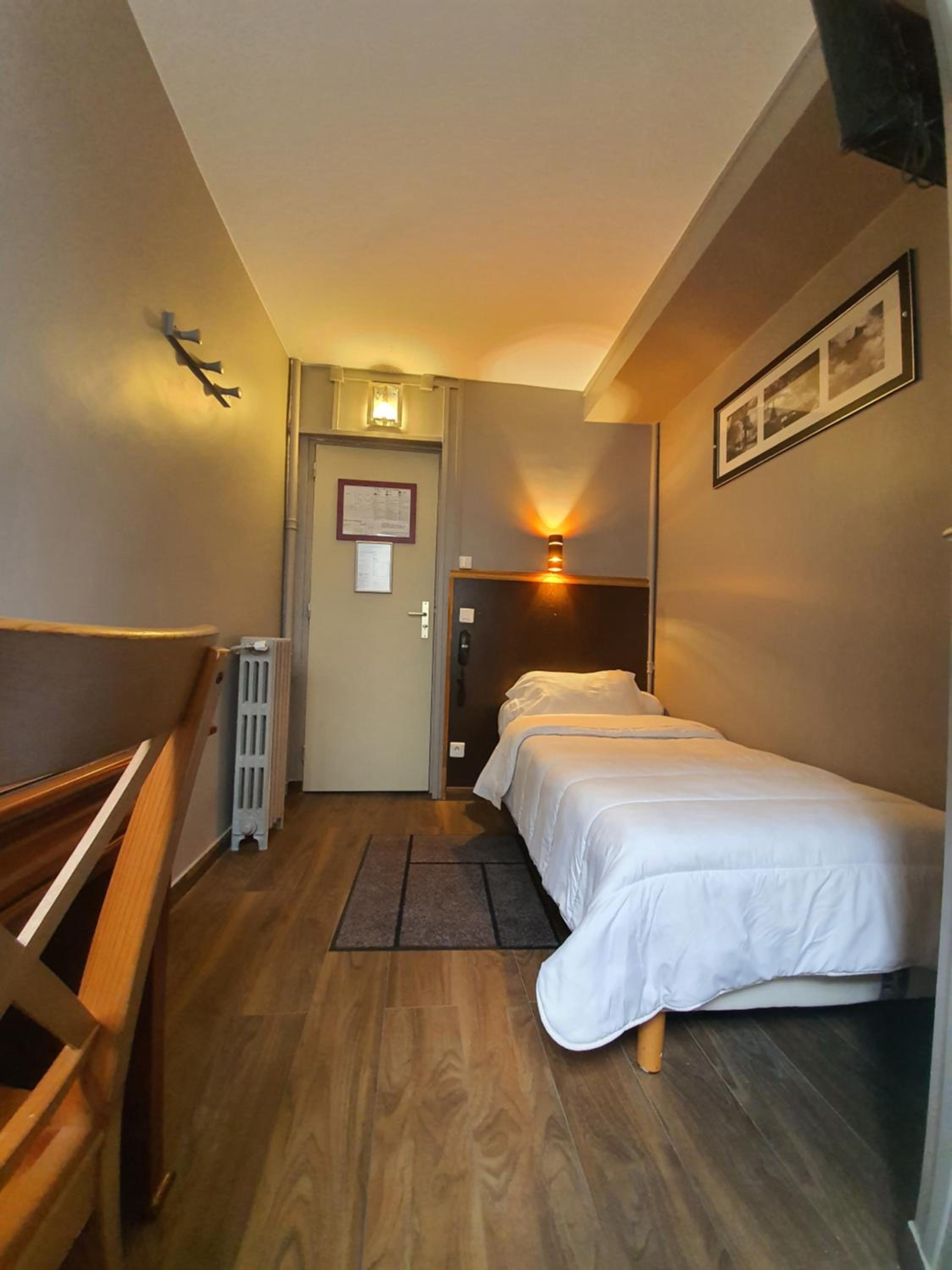 Economy Single Room with shared shower photo 3