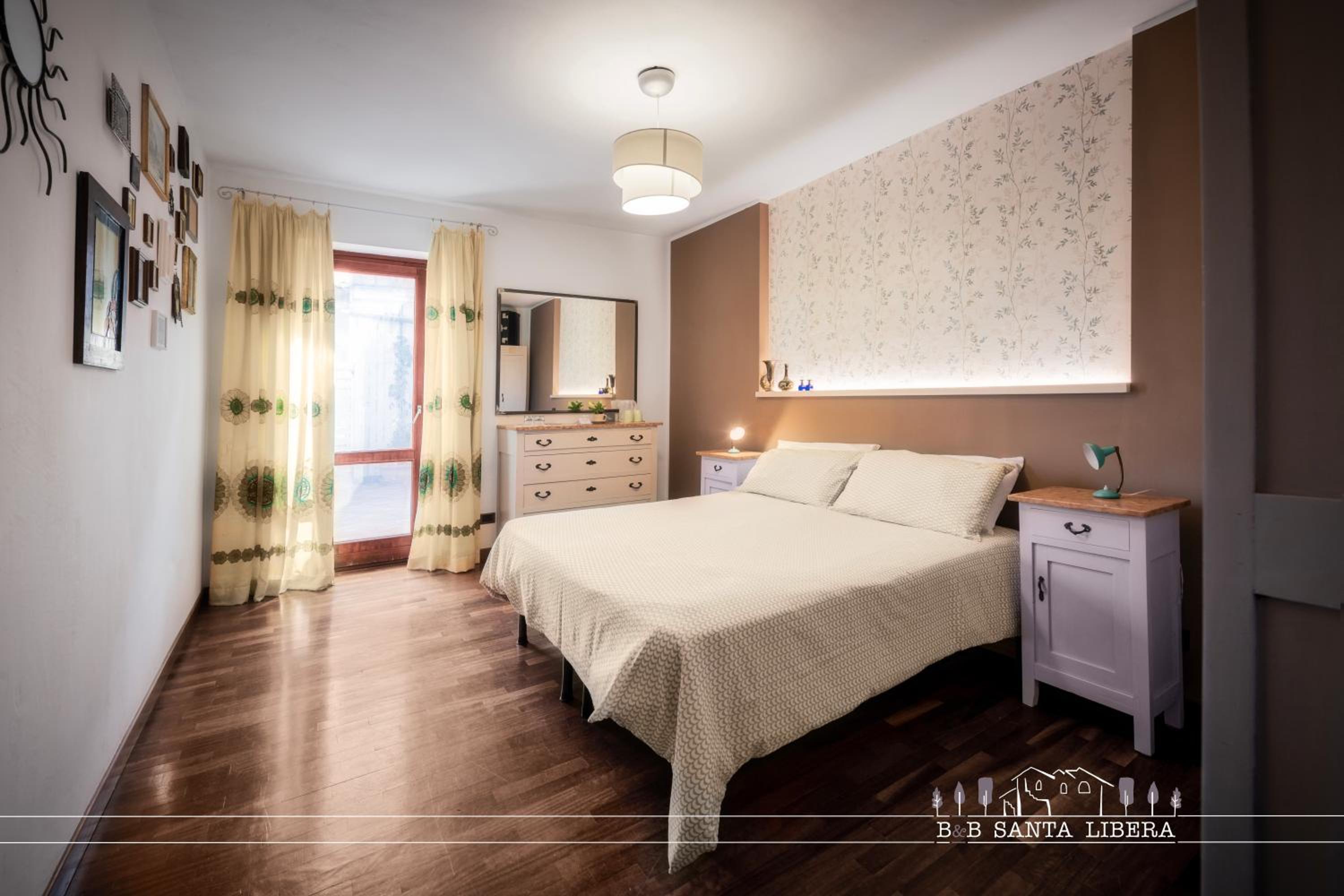 Double Room with Private Bathroom and Balcony - Photo 2
