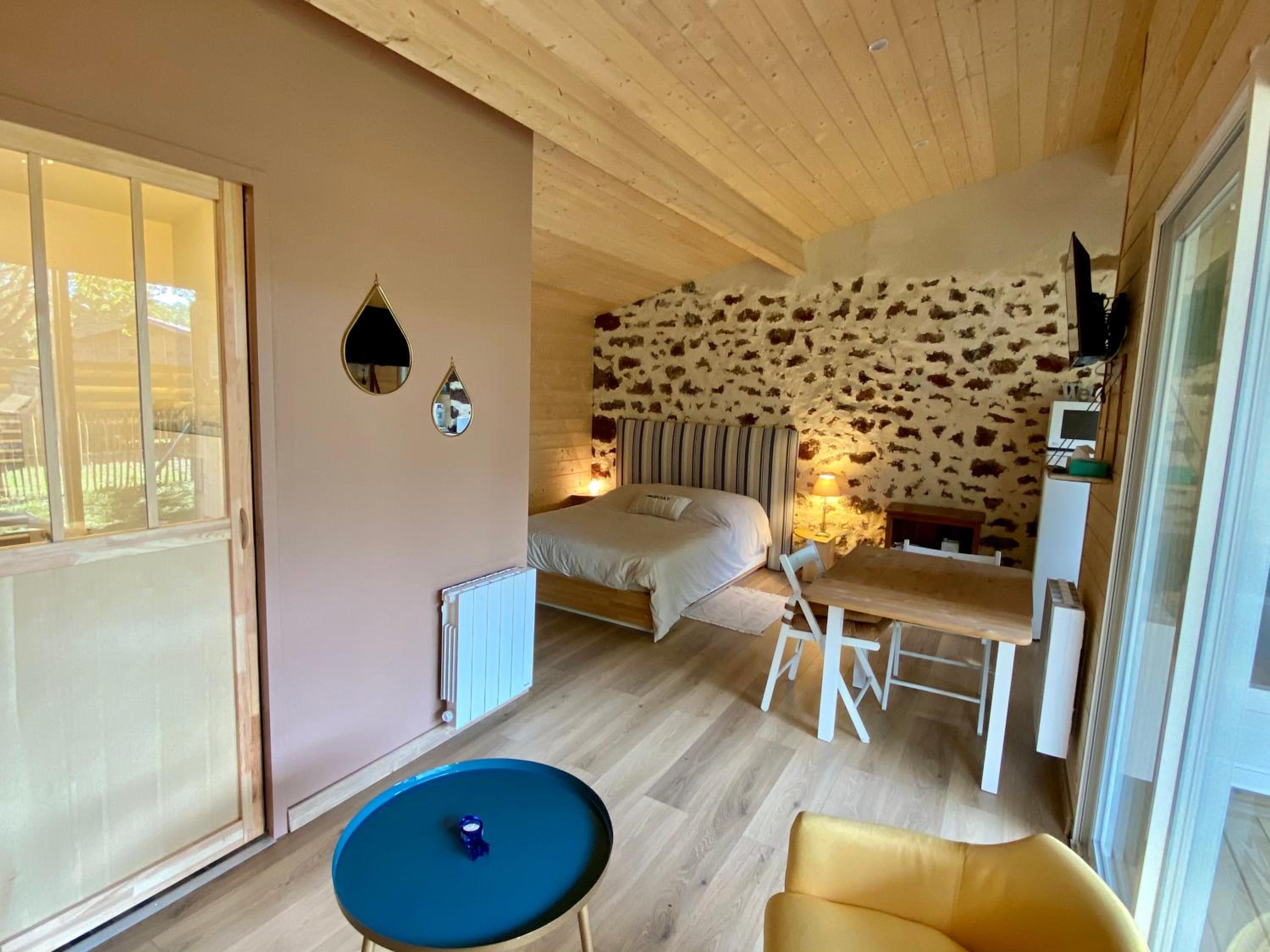Deluxe Double Room (2 Adults + 1 Child)