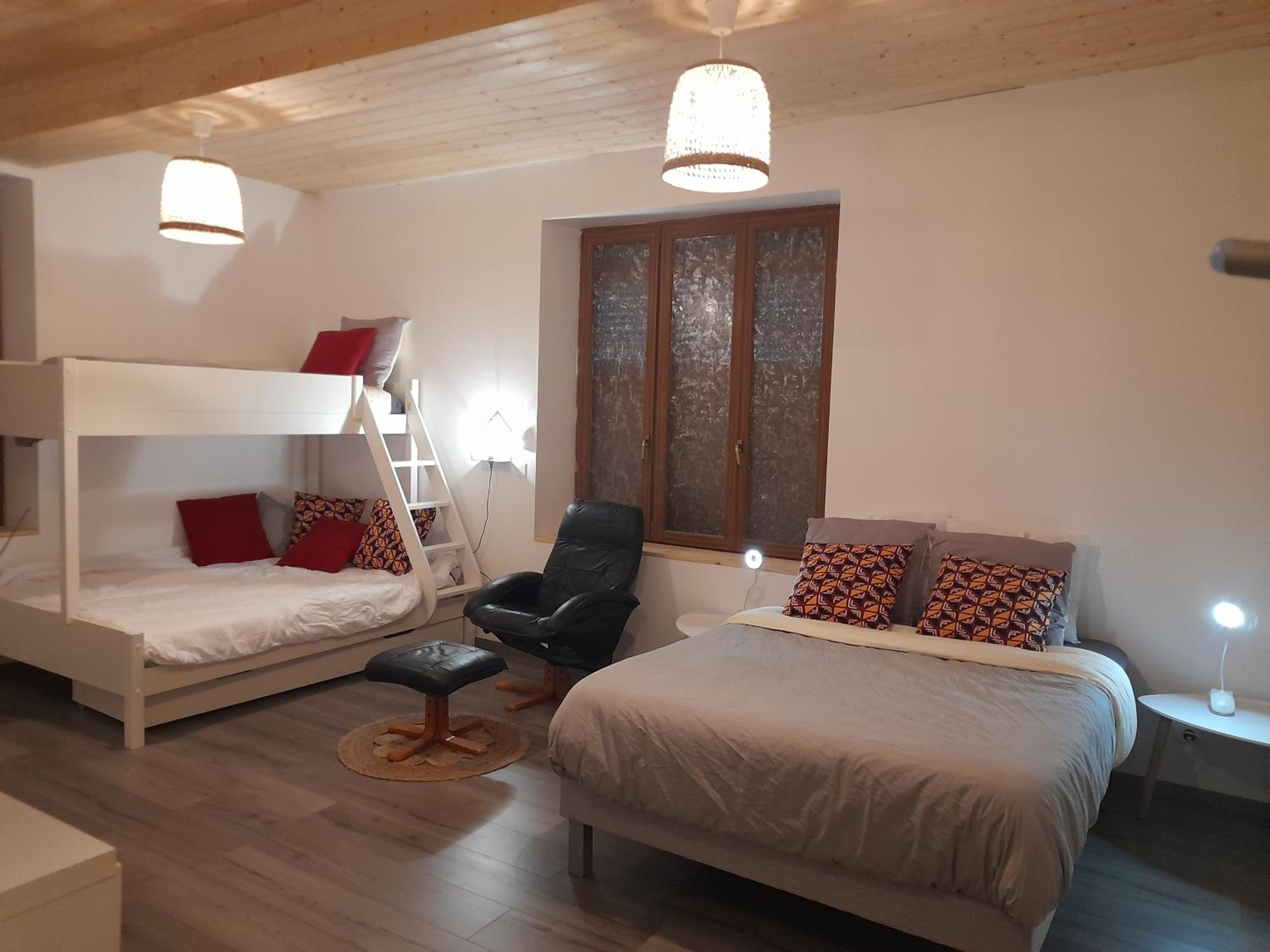 Family Room with Private Bathroom - Photo 4