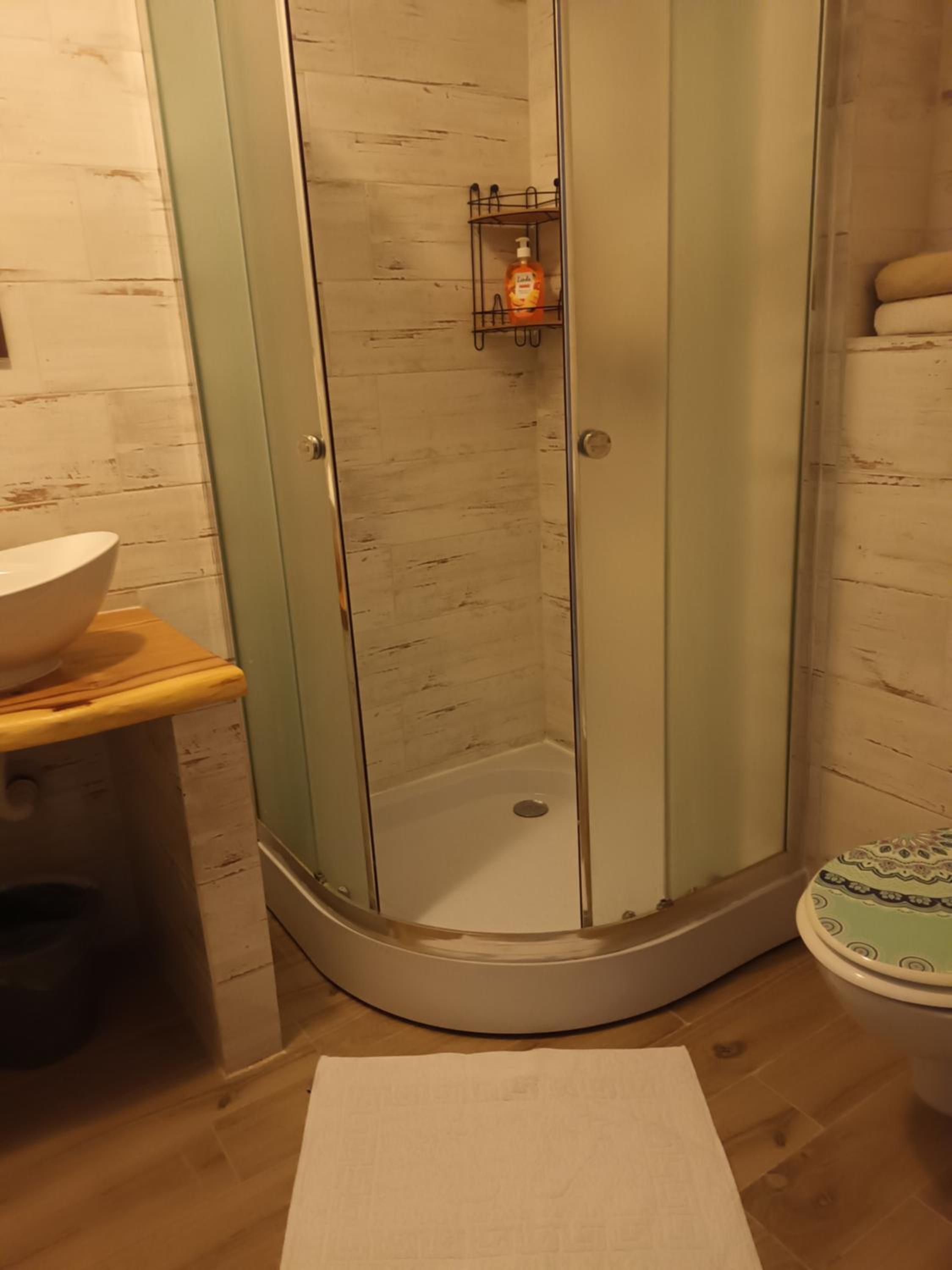 Twin Room with Private Bathroom - Photo 11