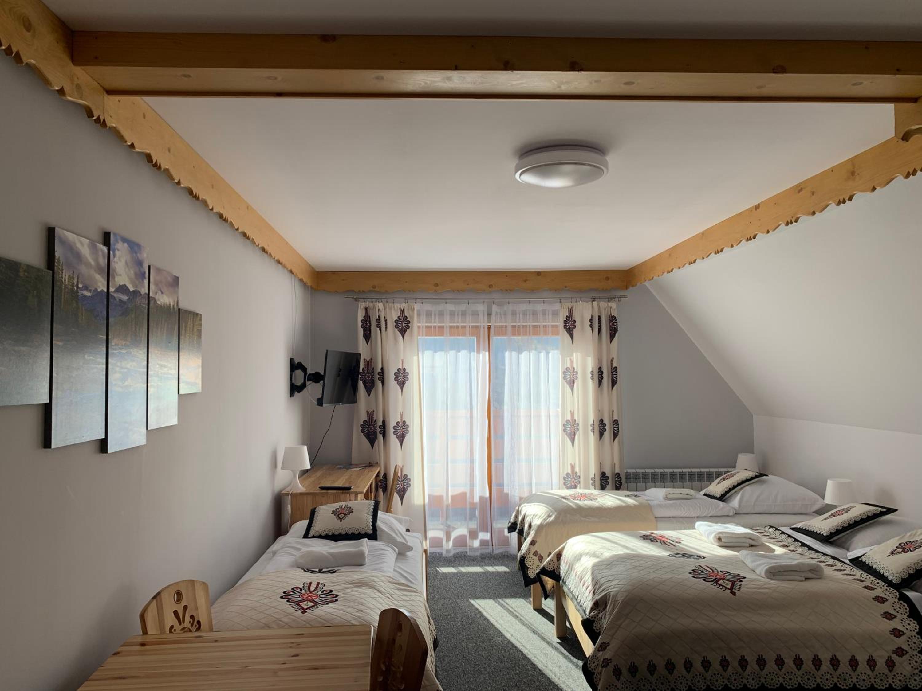 Quadruple Room with Balcony - Photo 8