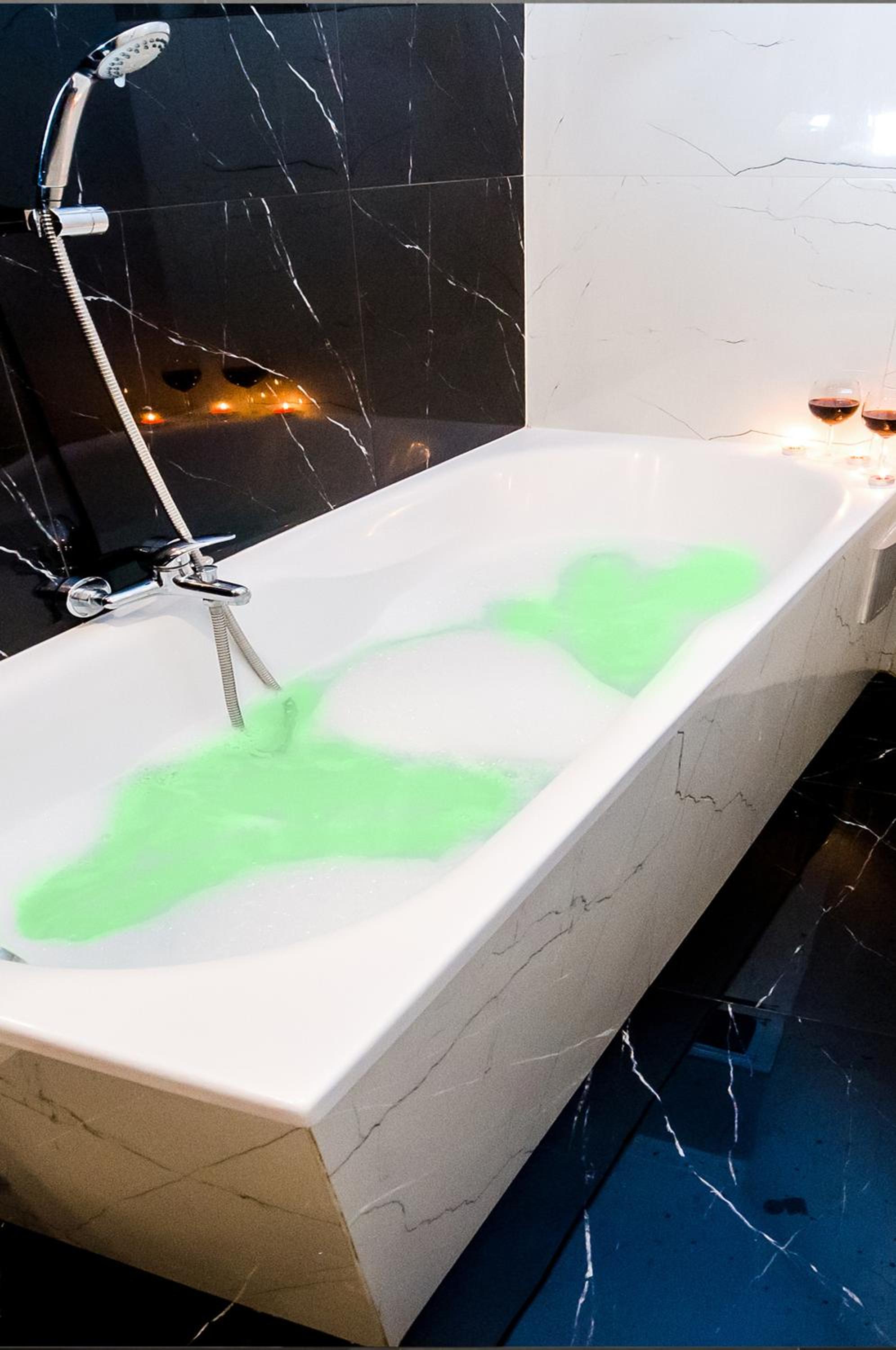 Apartment with Jacuzzi - Photo 1