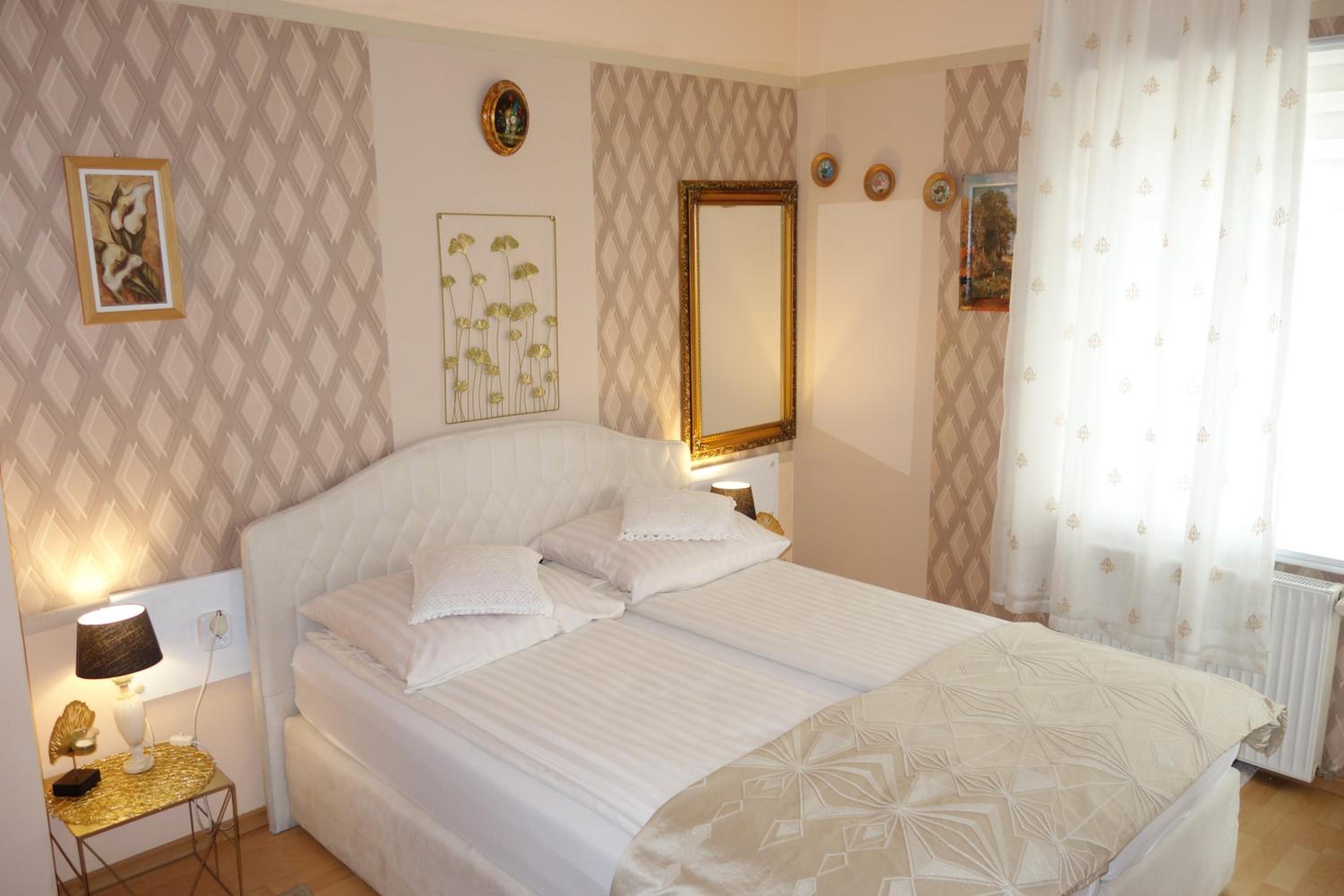 One-Bedroom Apartment - Annex photo 1