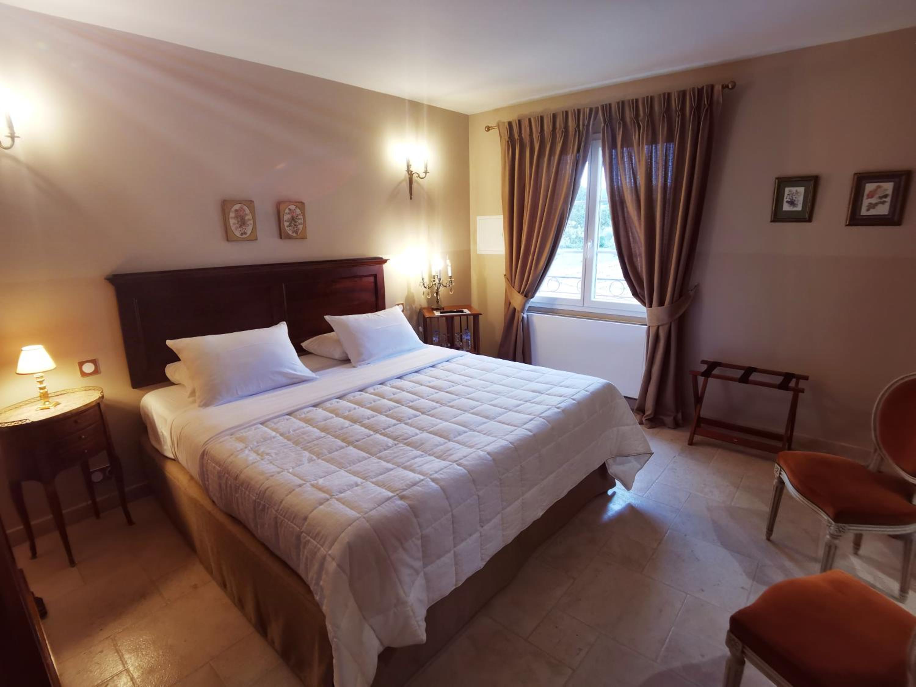 Double Room with Pool View - Photo 2