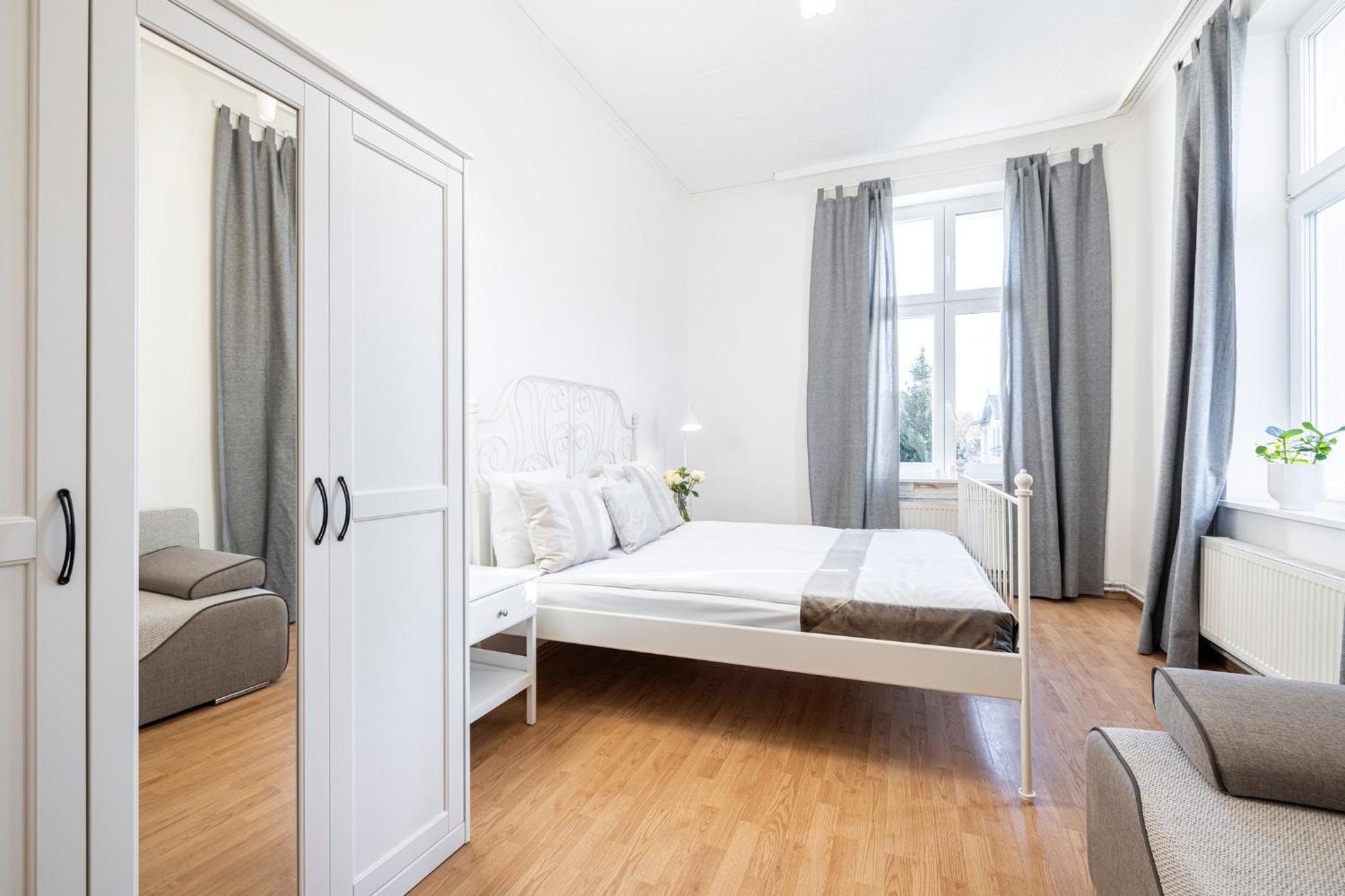 Two-Bedroom Apartment with Living Room - Photo 4