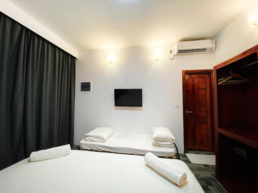 Economy Triple Room photo 2