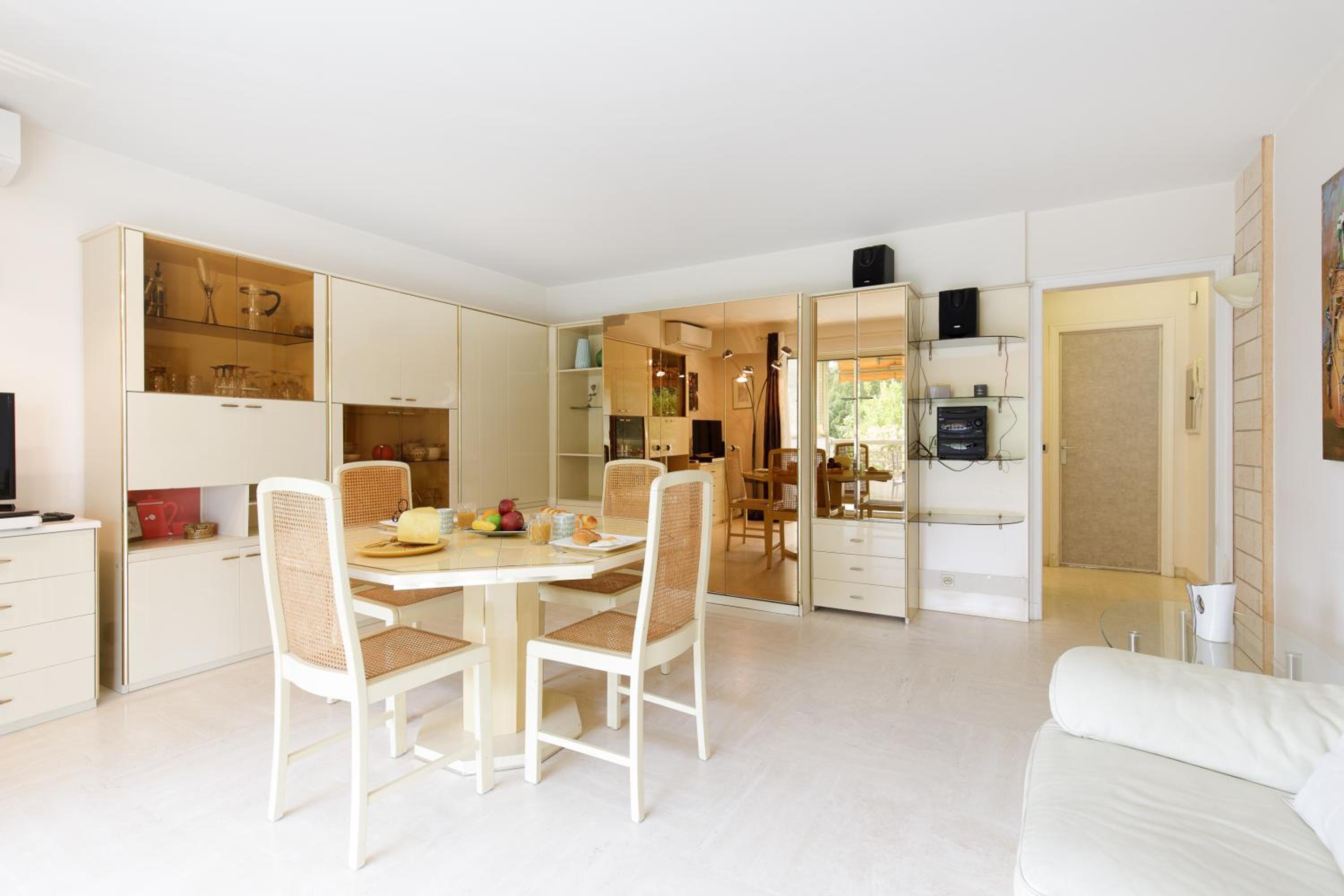 Apartment with Garden View