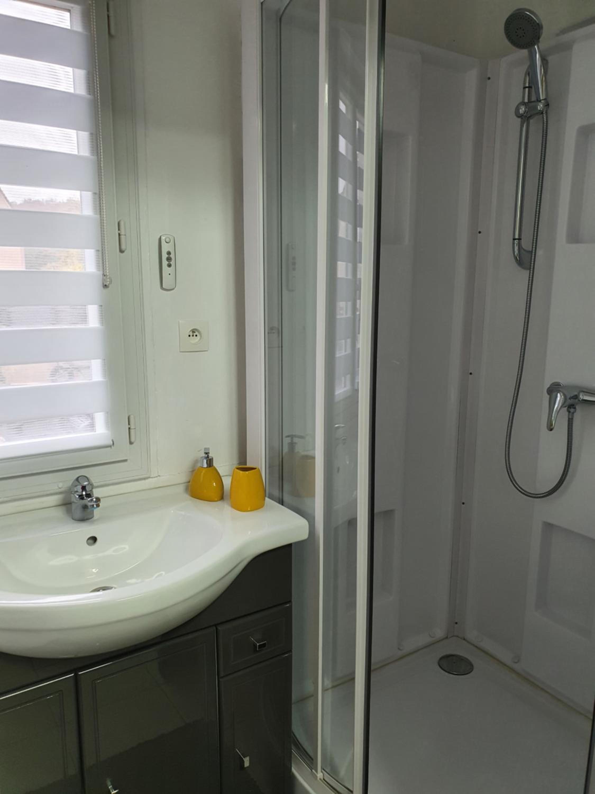 Quadruple Room with Bathroom - Photo 15