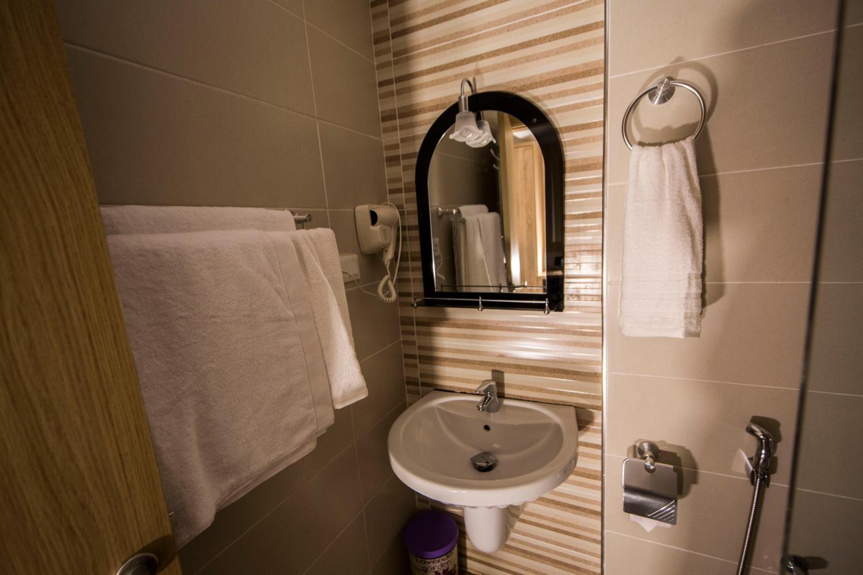 Deluxe Double Room (2 Adults + 1 Child) photo 3