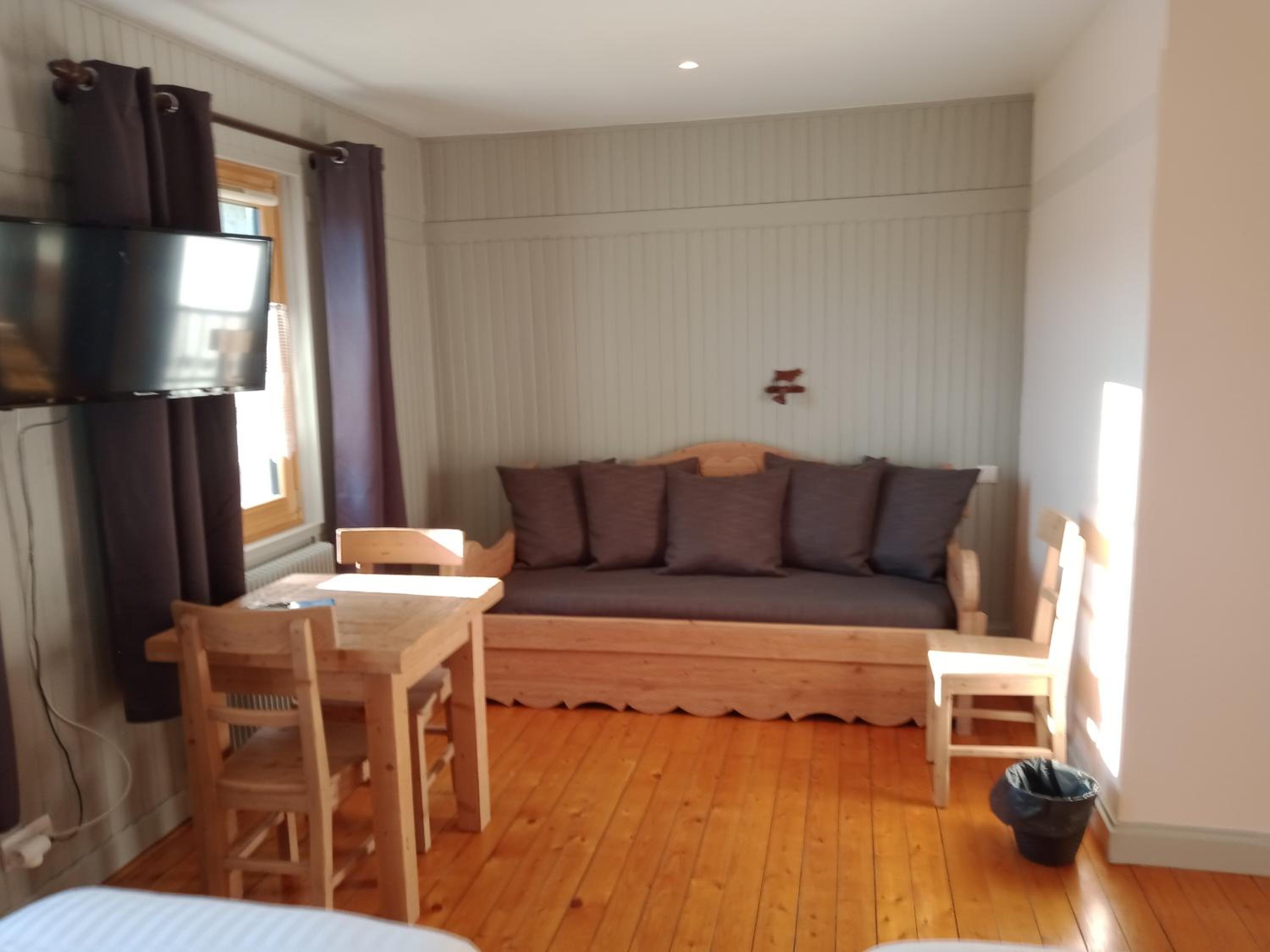 Quadruple Room with Private Bathroom photo 2