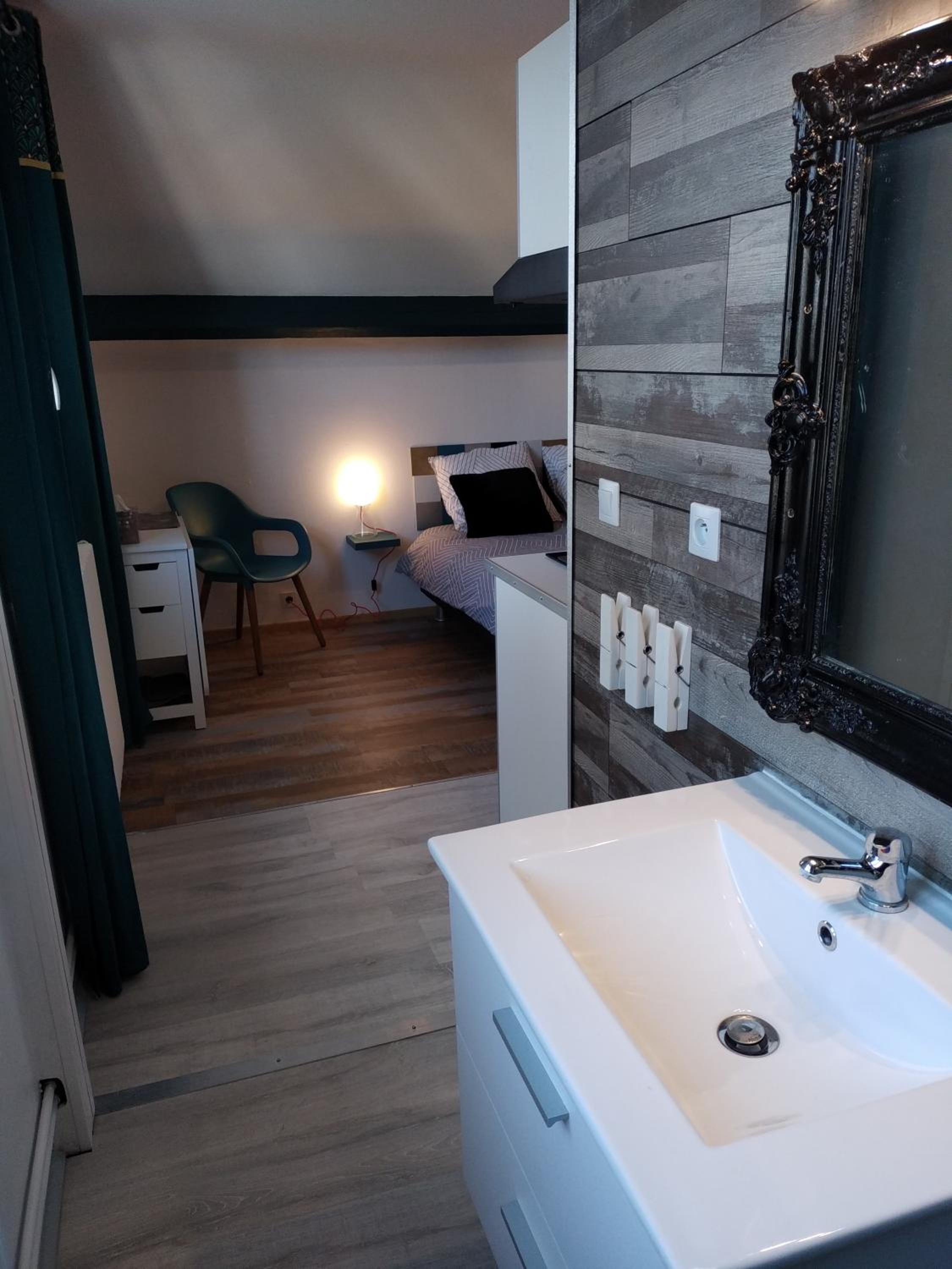 Double Room with Private Bathroom - Photo 3