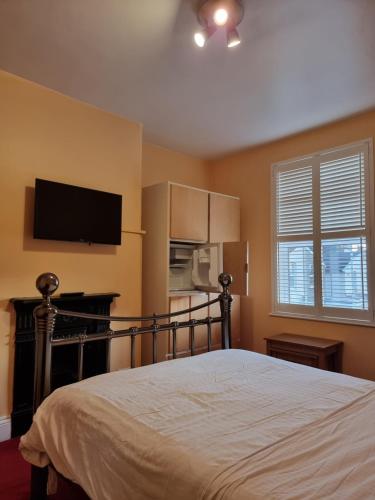 Double Room with Bathroom - Photo 12