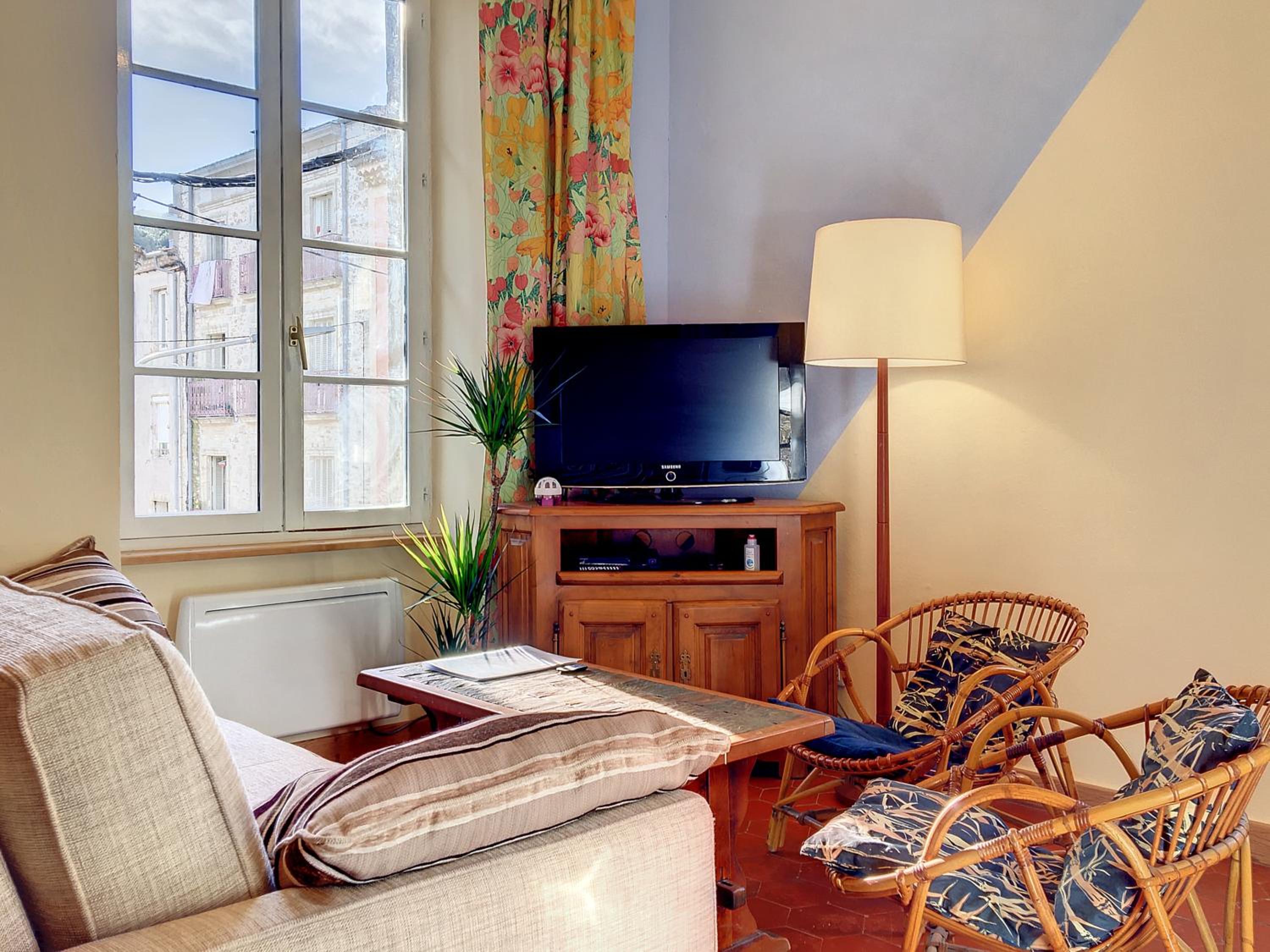 One-Bedroom Apartment - Photo 2