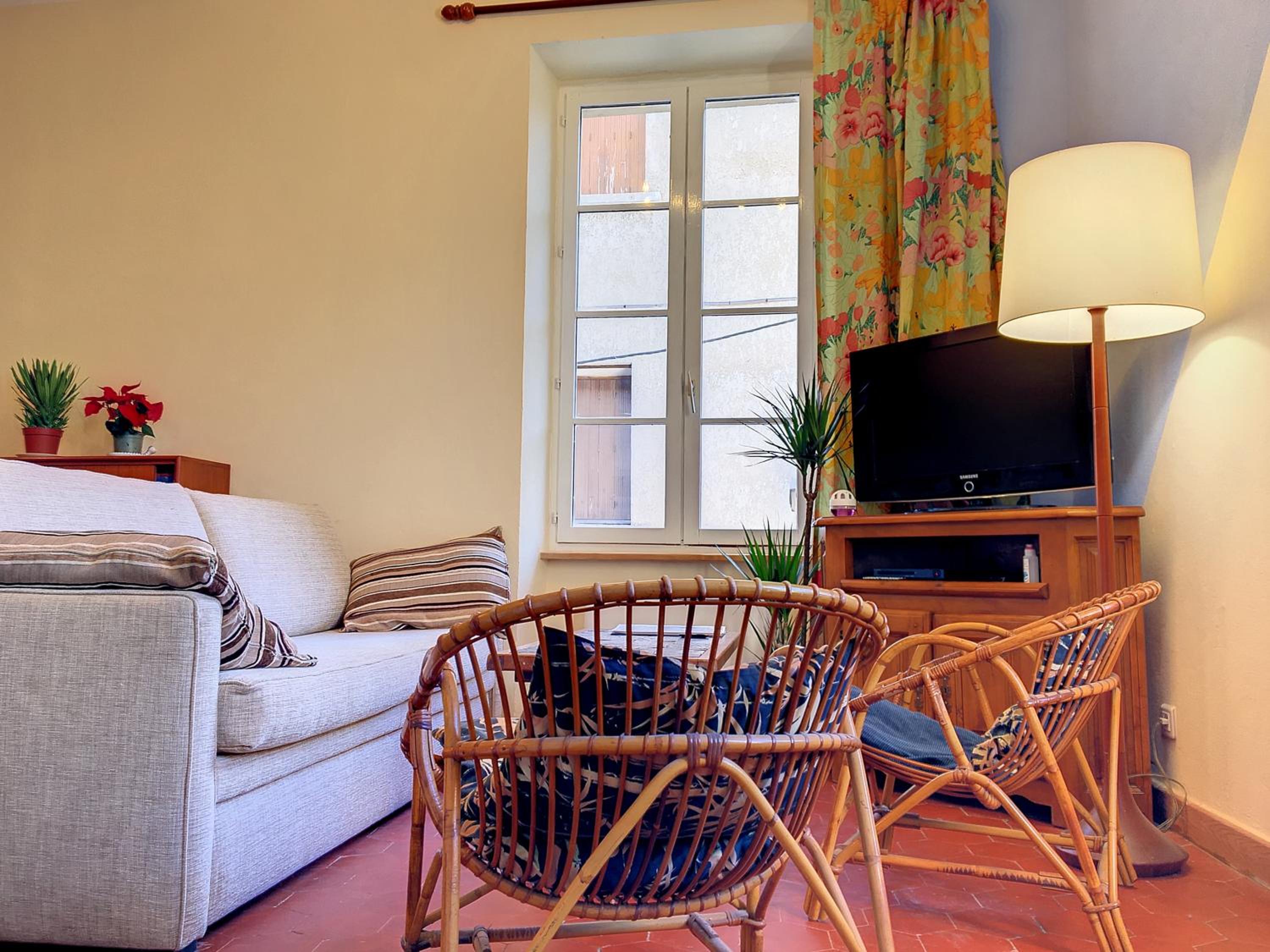 One-Bedroom Apartment - Photo 3