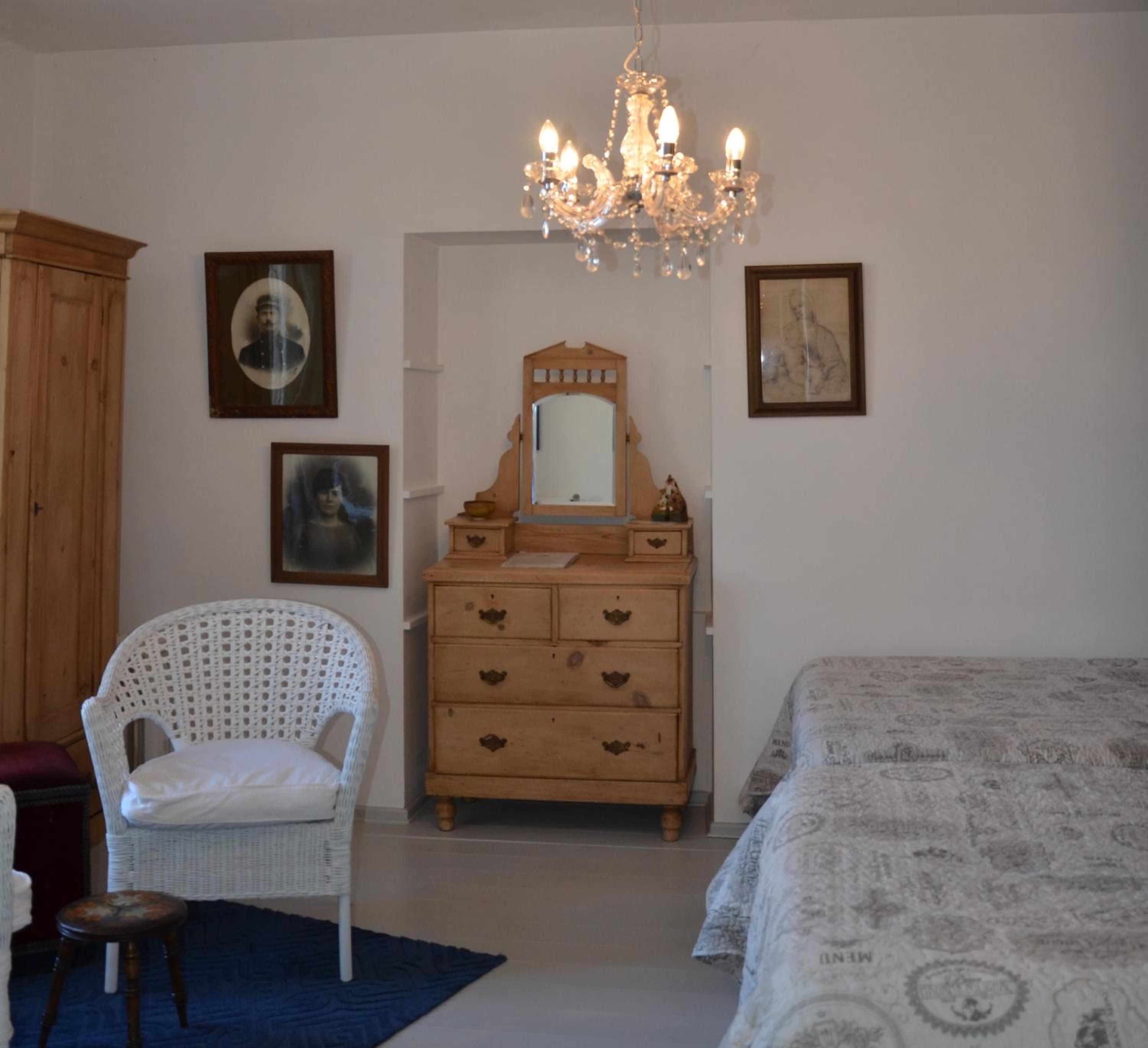Twin Bed (Small Doubles) - Photo 2