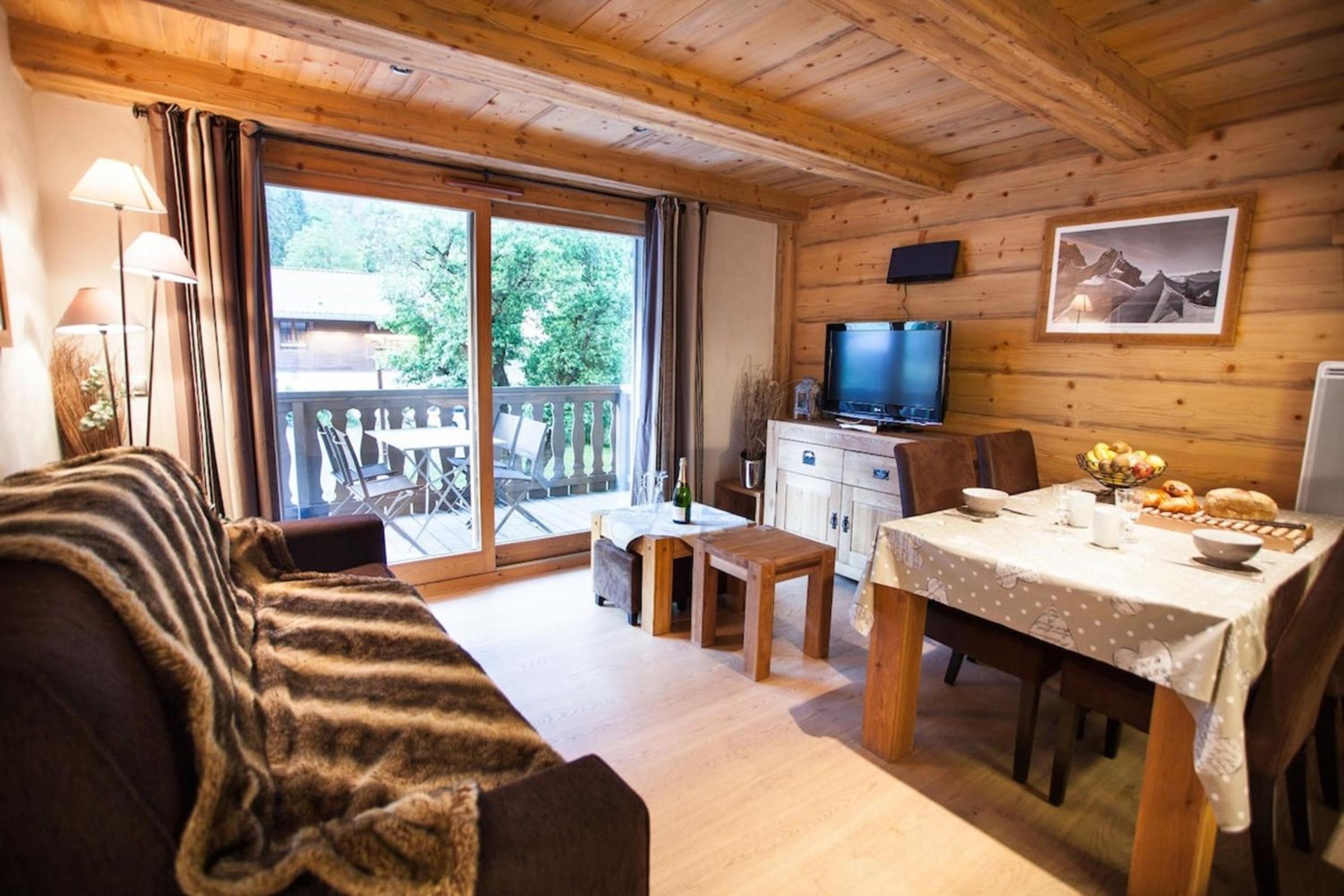 Apartment with Mountain View