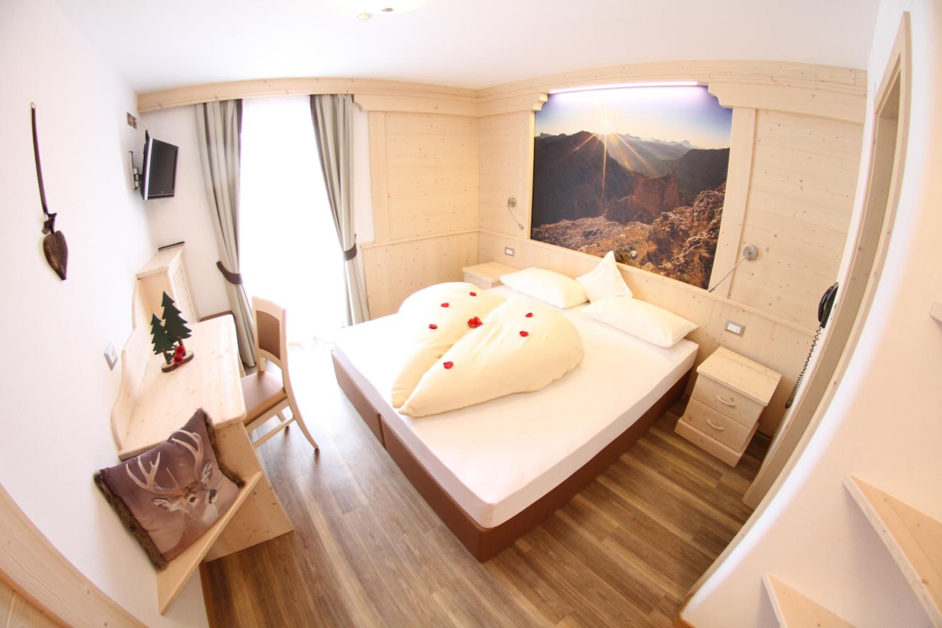 Double or Twin Room with Mountain View photo 2