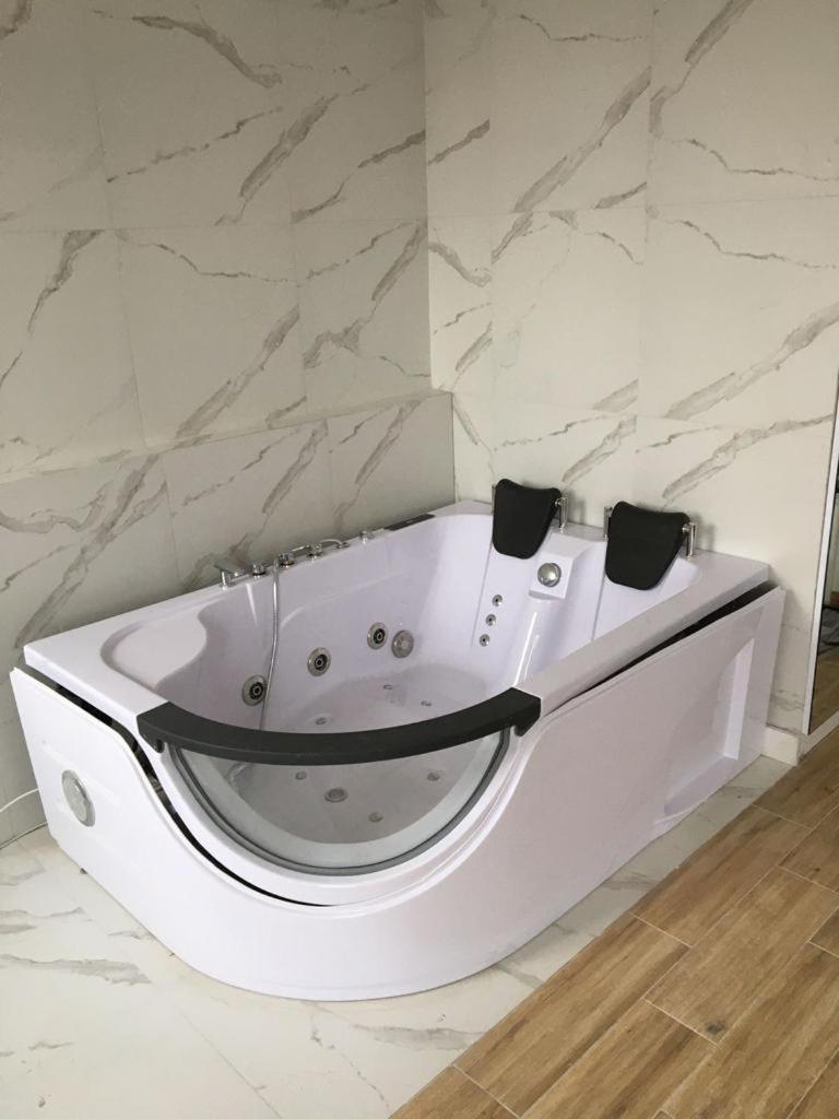 Deluxe Suite with Spa Bath - Photo 4