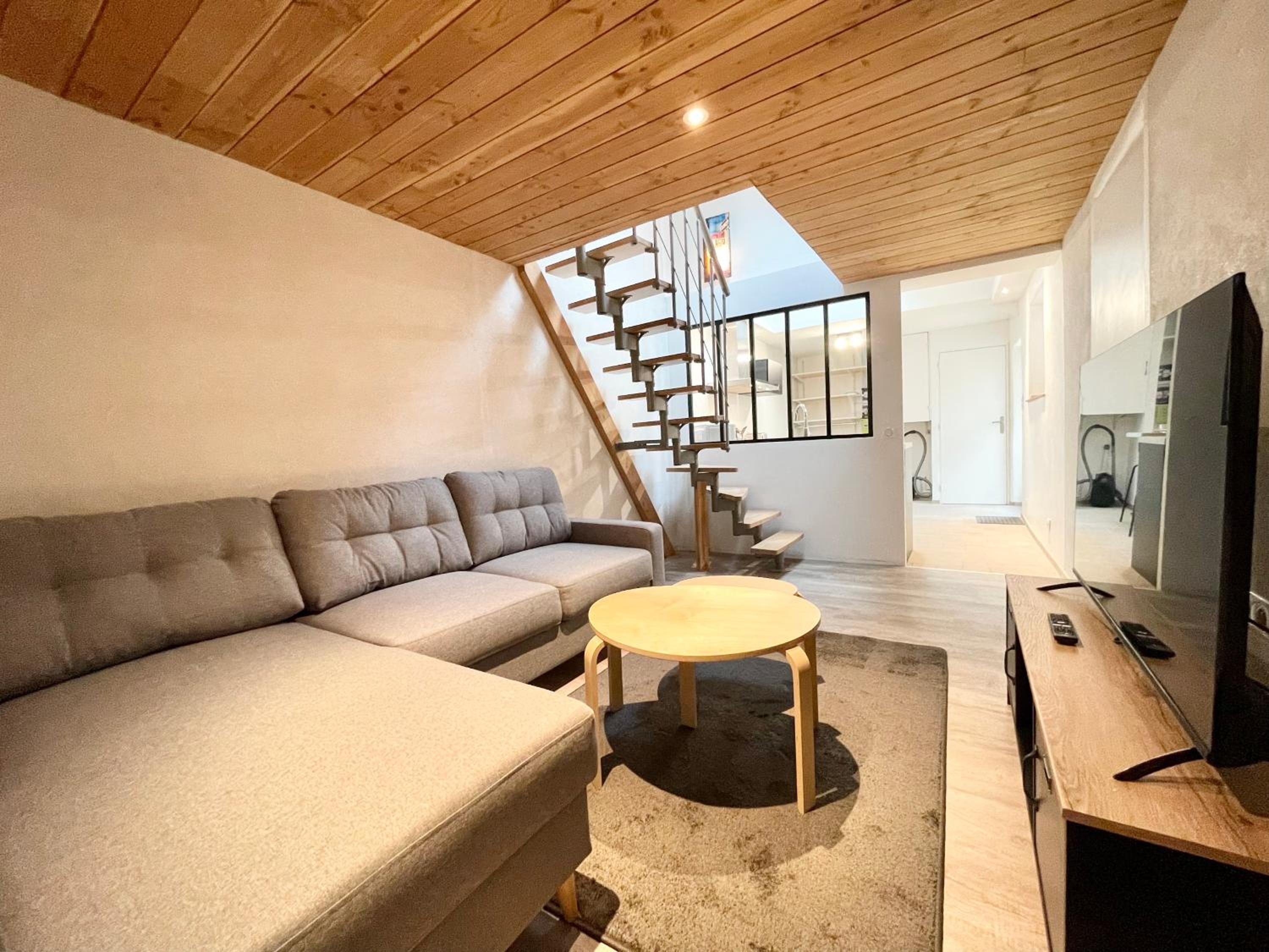 Apartment - Split Level - Photo 9