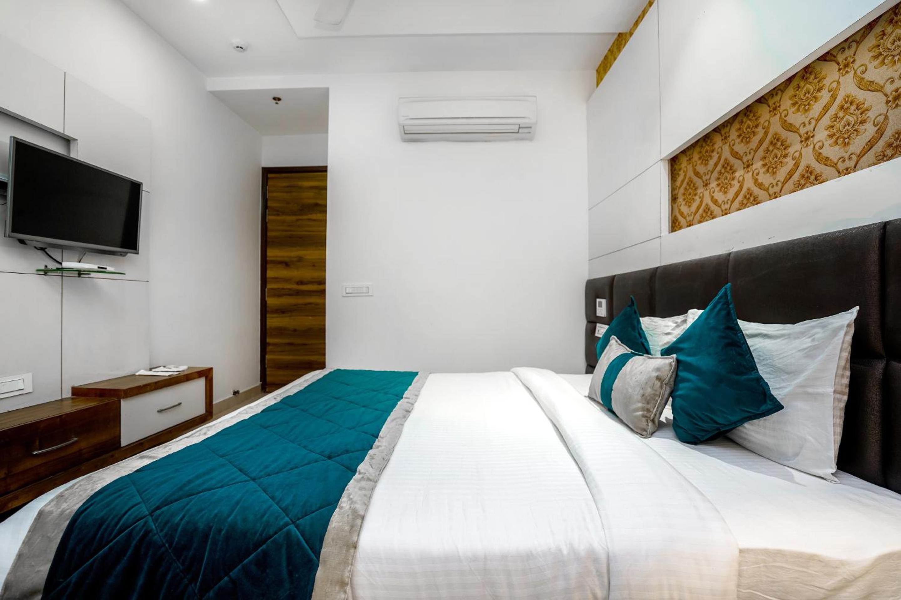 Deluxe Room - Photo 10