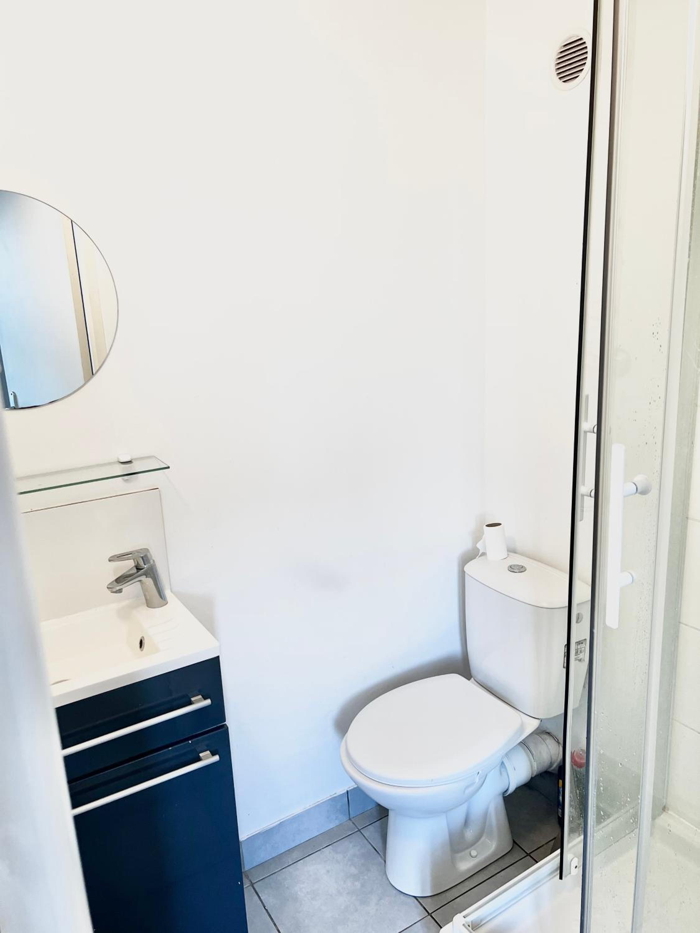 Apartment with Shower photo 2