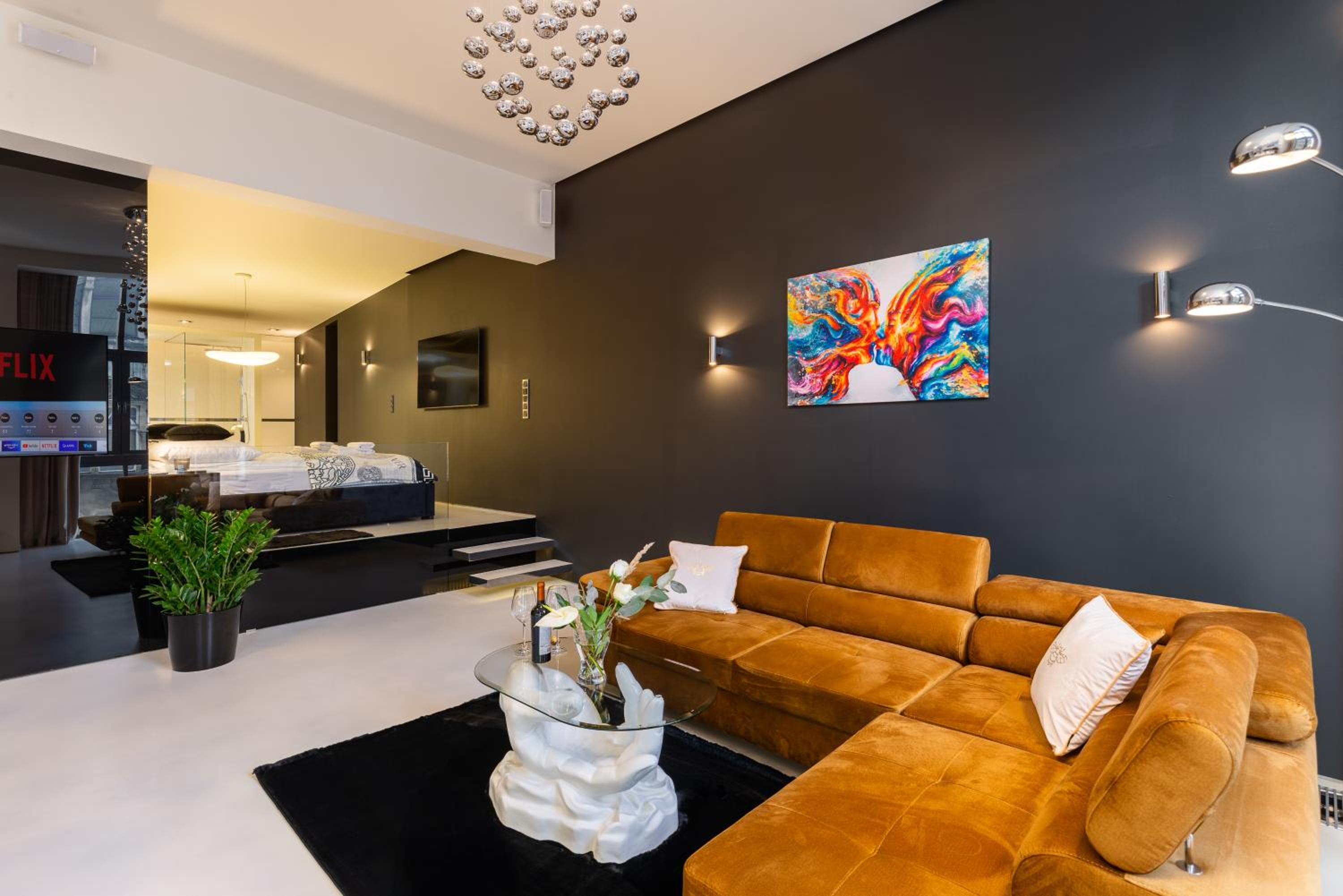 One-Bedroom Apartment - Photo 2