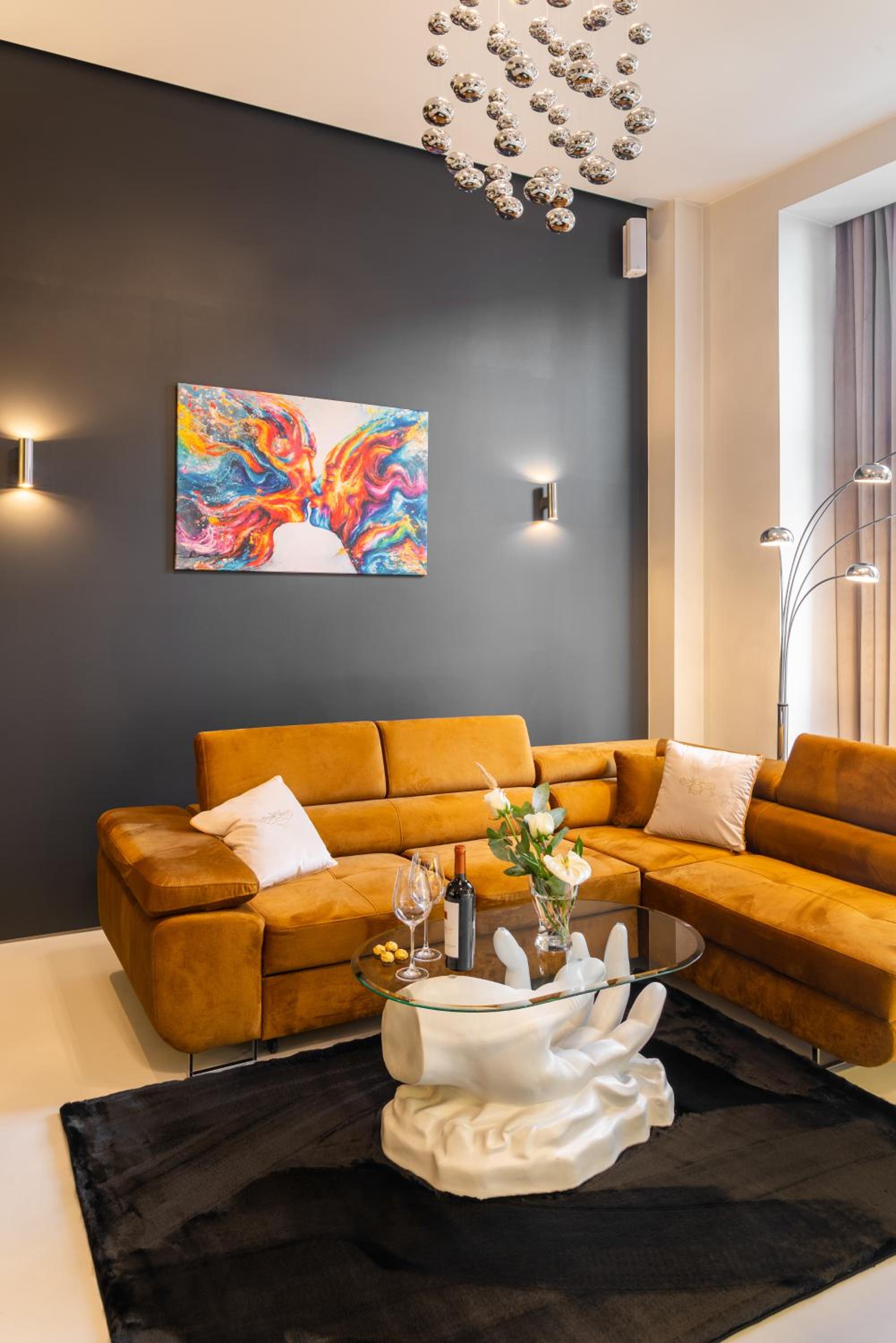 One-Bedroom Apartment - Photo 3