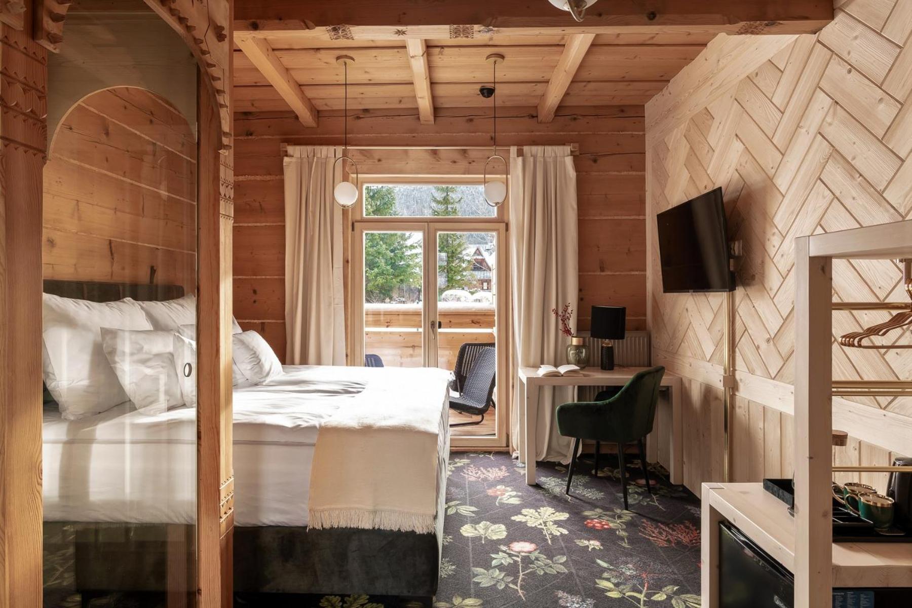 Deluxe Double Room with Balcony and Mountain View