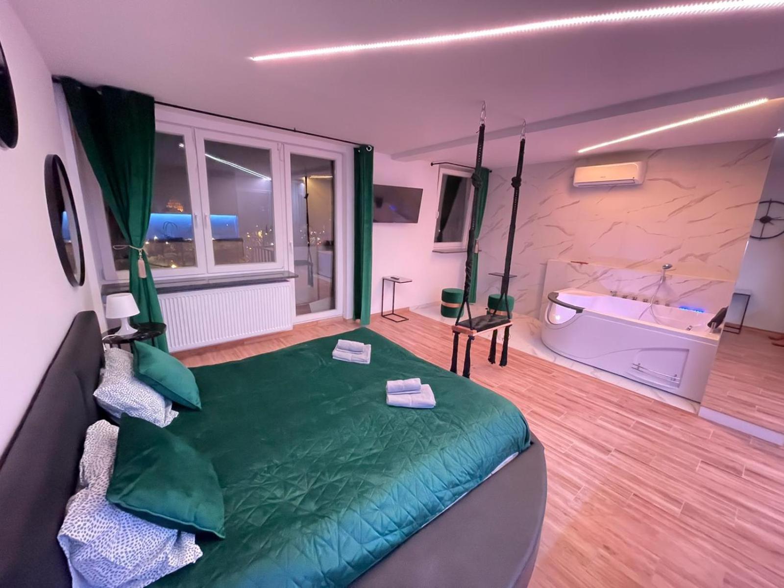 Deluxe Suite with Spa Bath - Photo 10