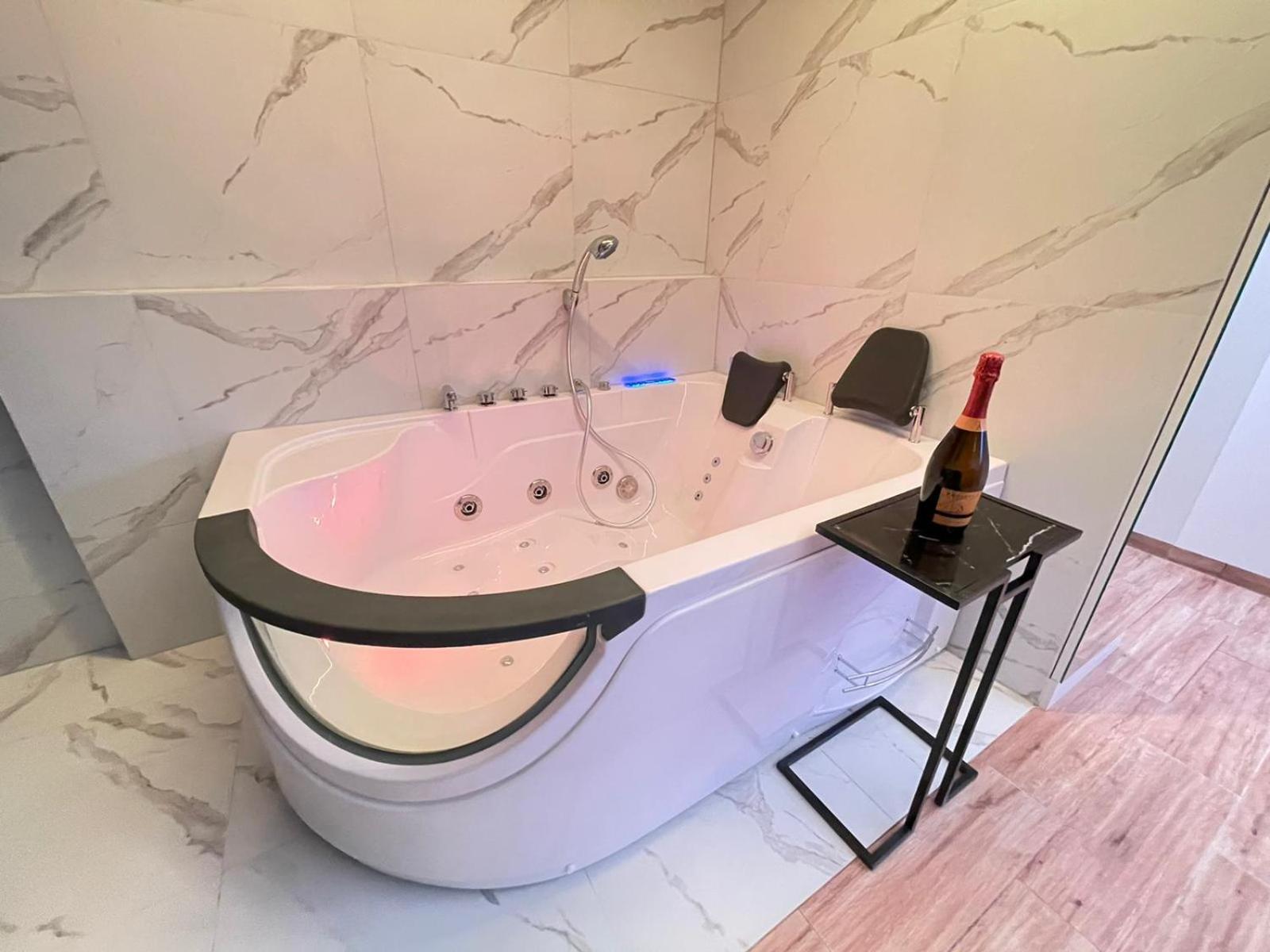 Deluxe Suite with Spa Bath - Photo 12