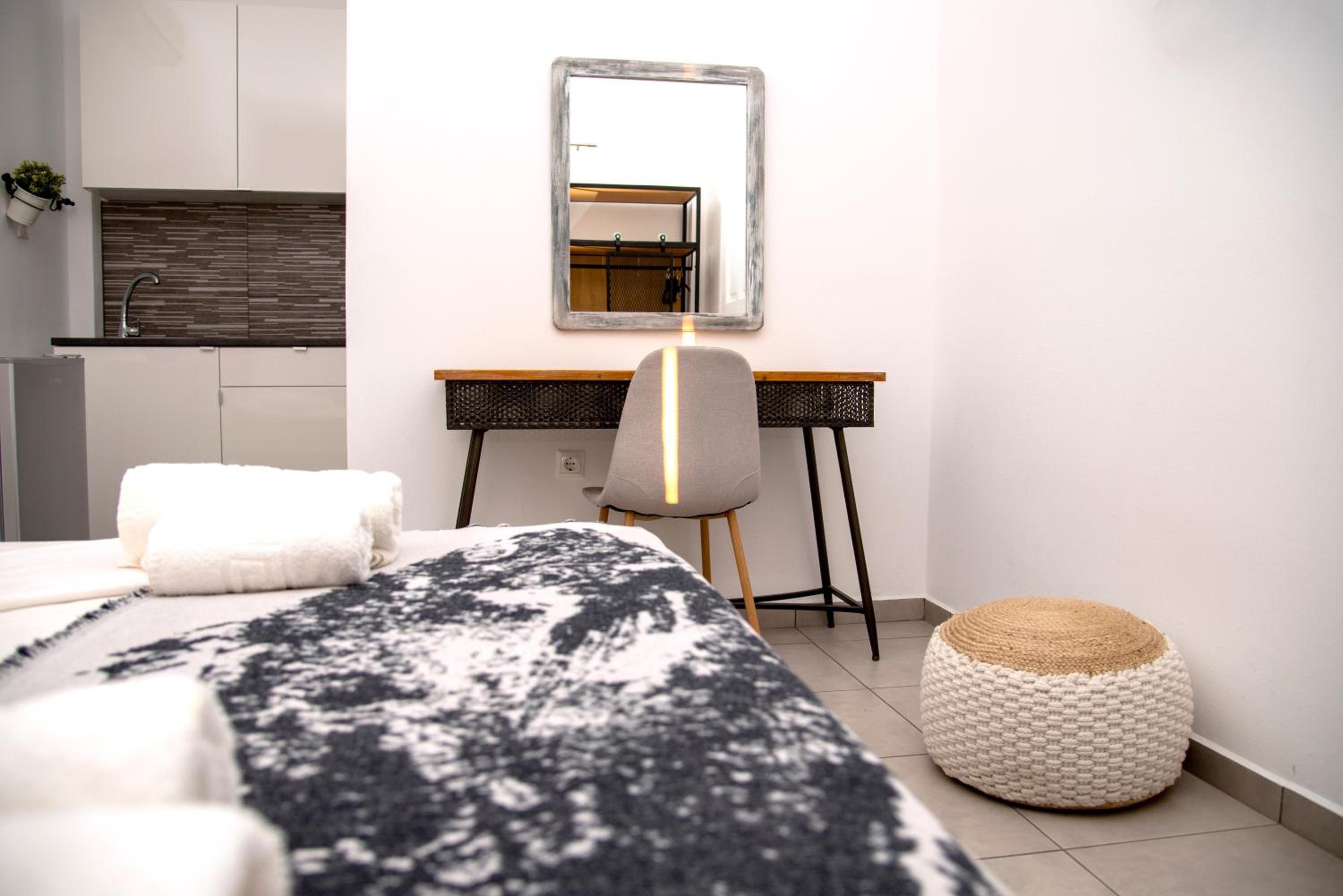 Deluxe Double Room with Side Sea View
