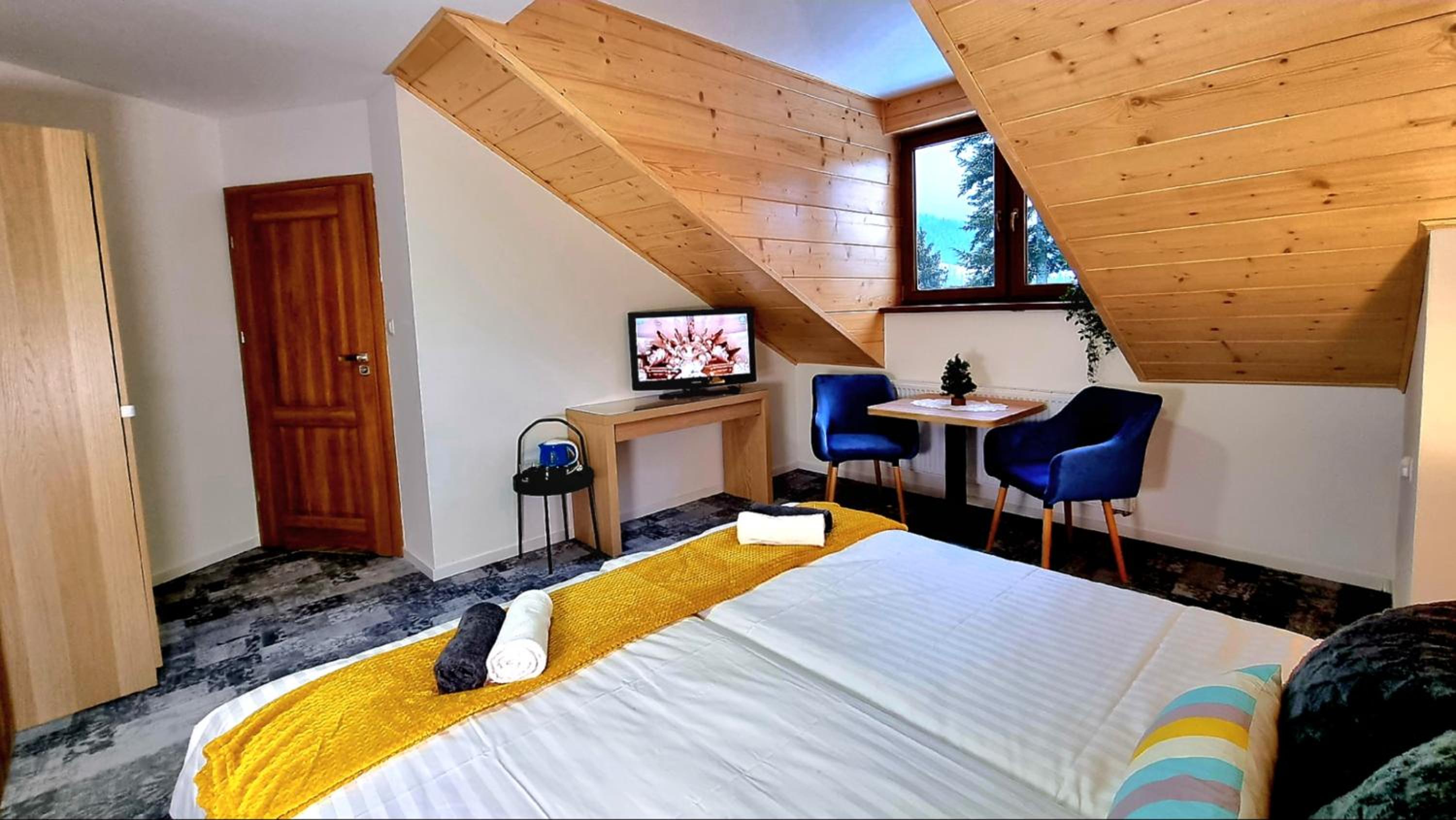 Double or Twin Room with Mountain View photo 2
