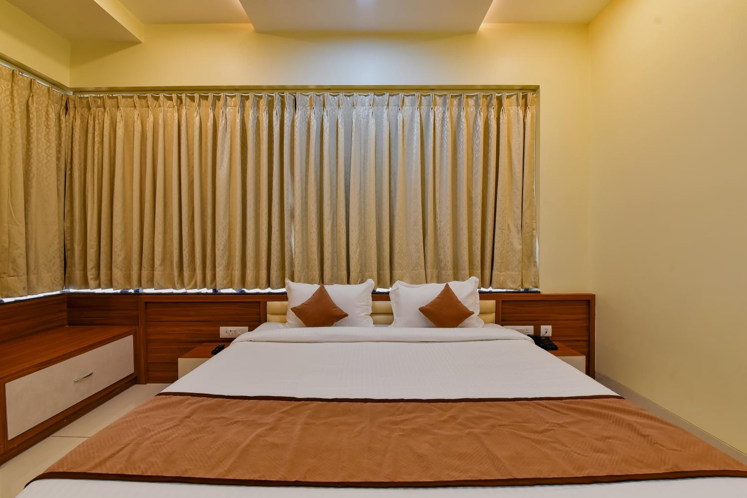 Deluxe Room - Photo 6