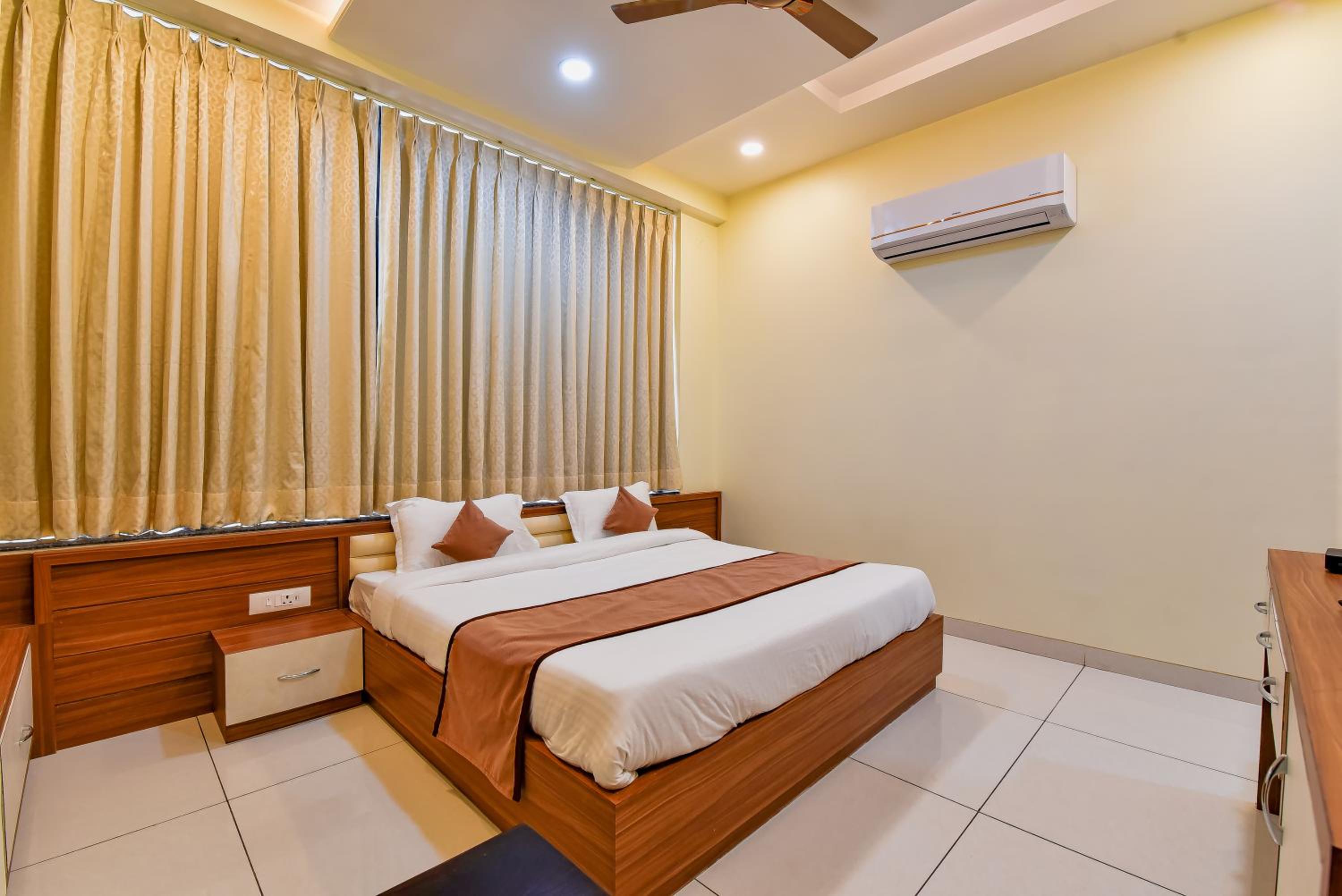 Deluxe Room - Photo 5