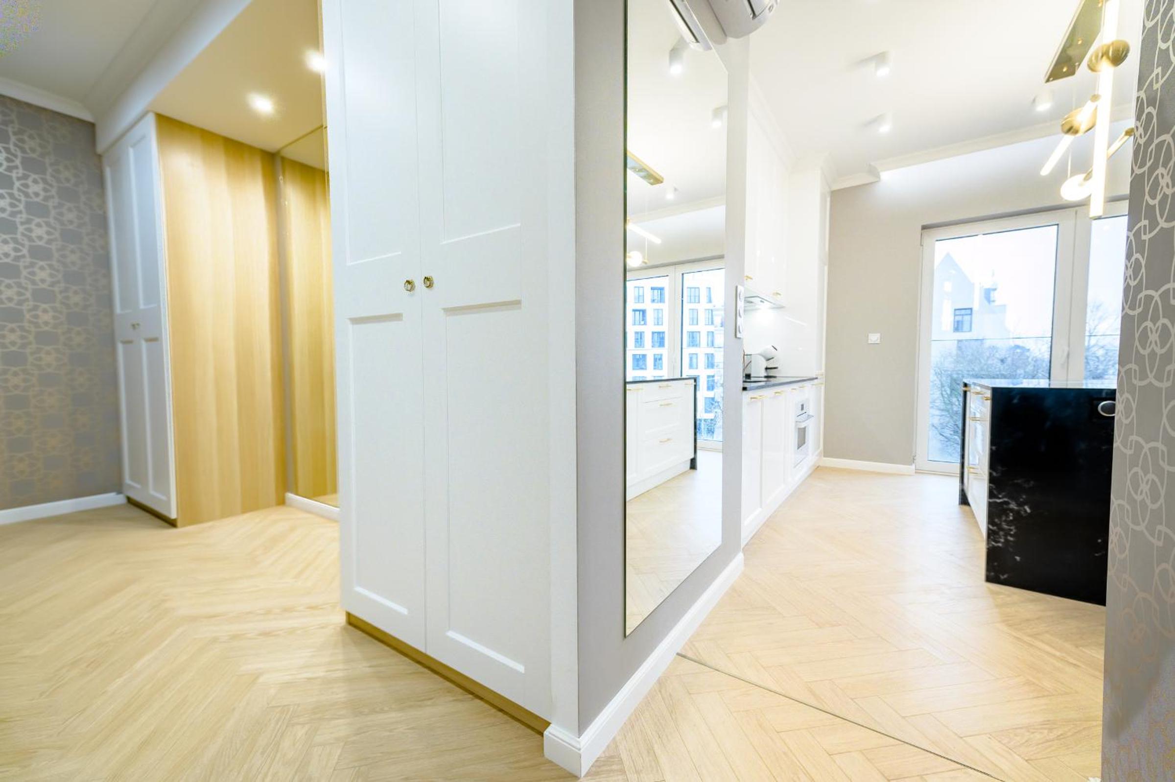 Apartment with Shower - Photo 2