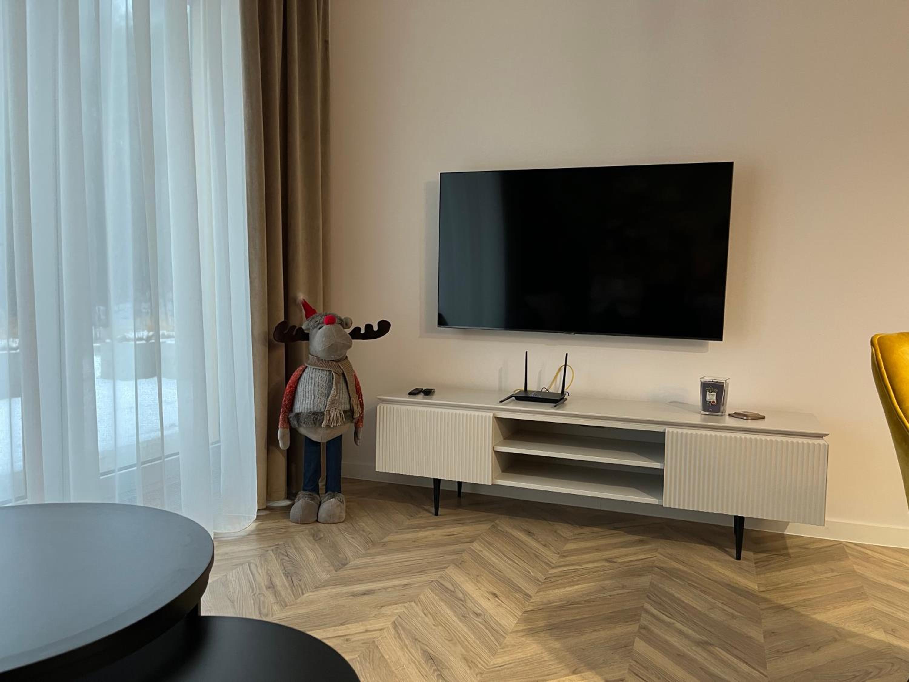 One-Bedroom Apartment - Photo 2