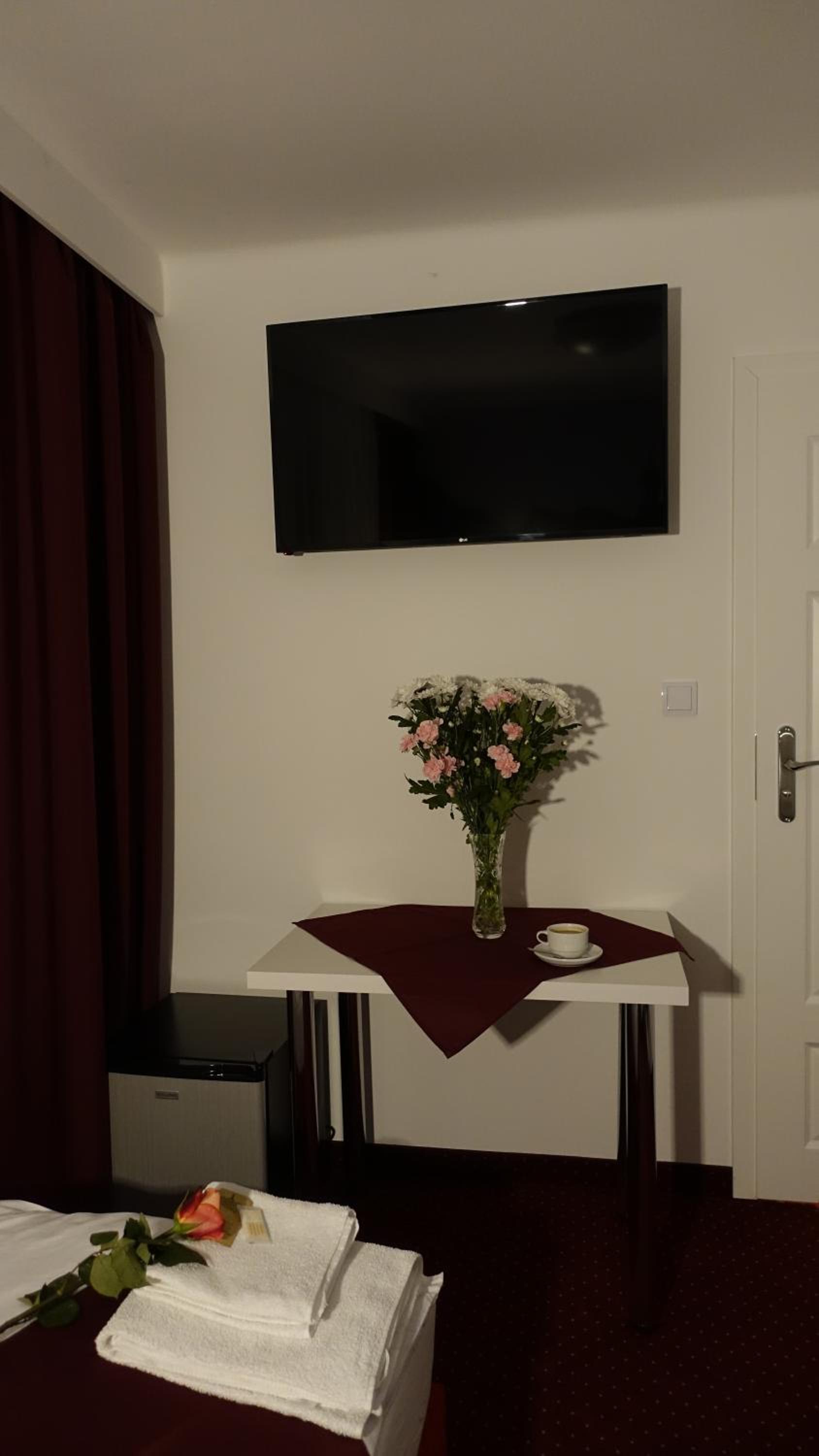 Single Room with Private Bathroom photo 2