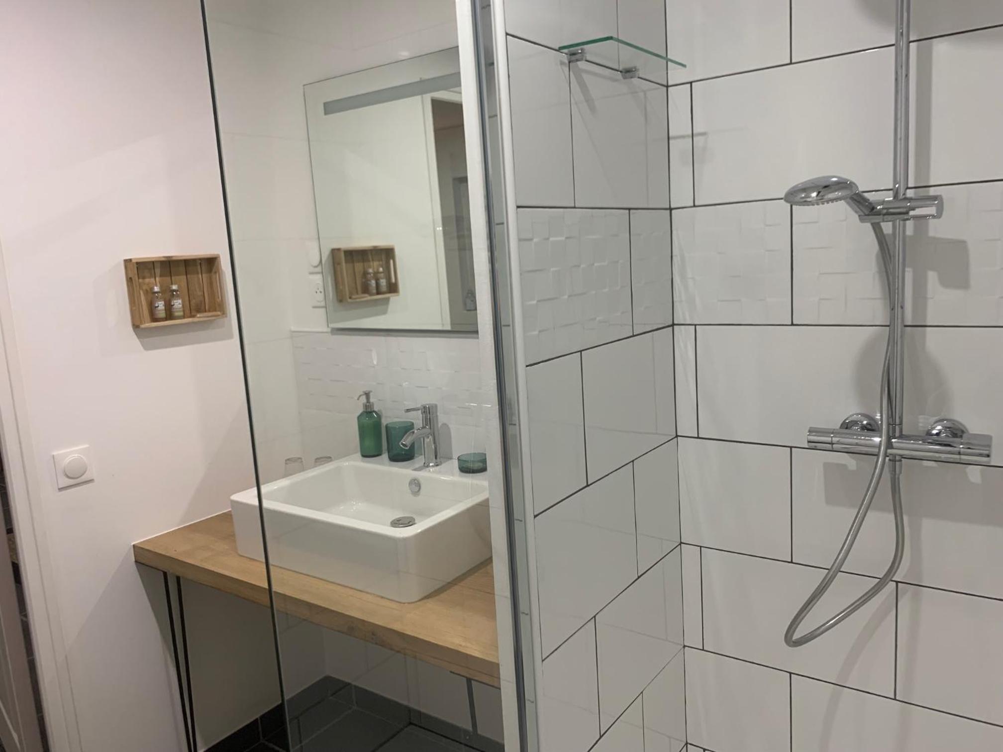 Double or Twin Room with Private Bathroom photo 3