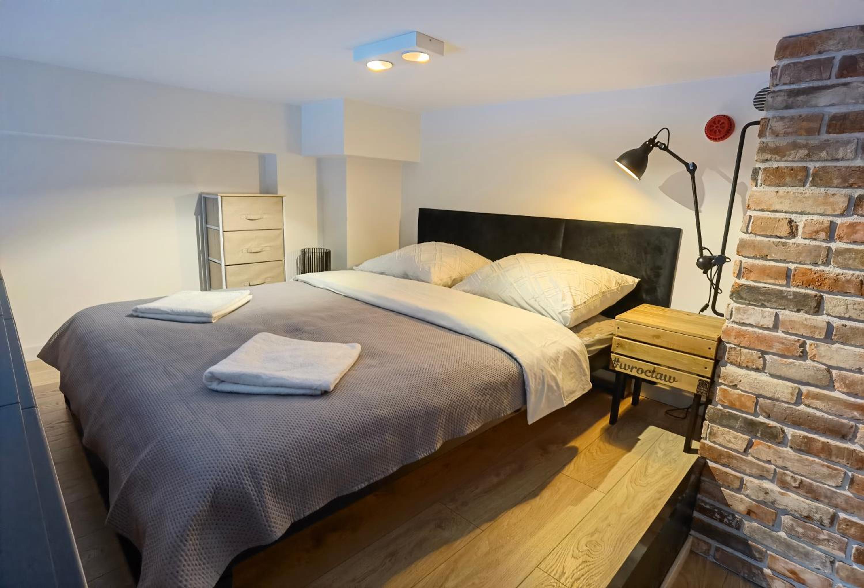 One-Bedroom Apartment - Photo 2