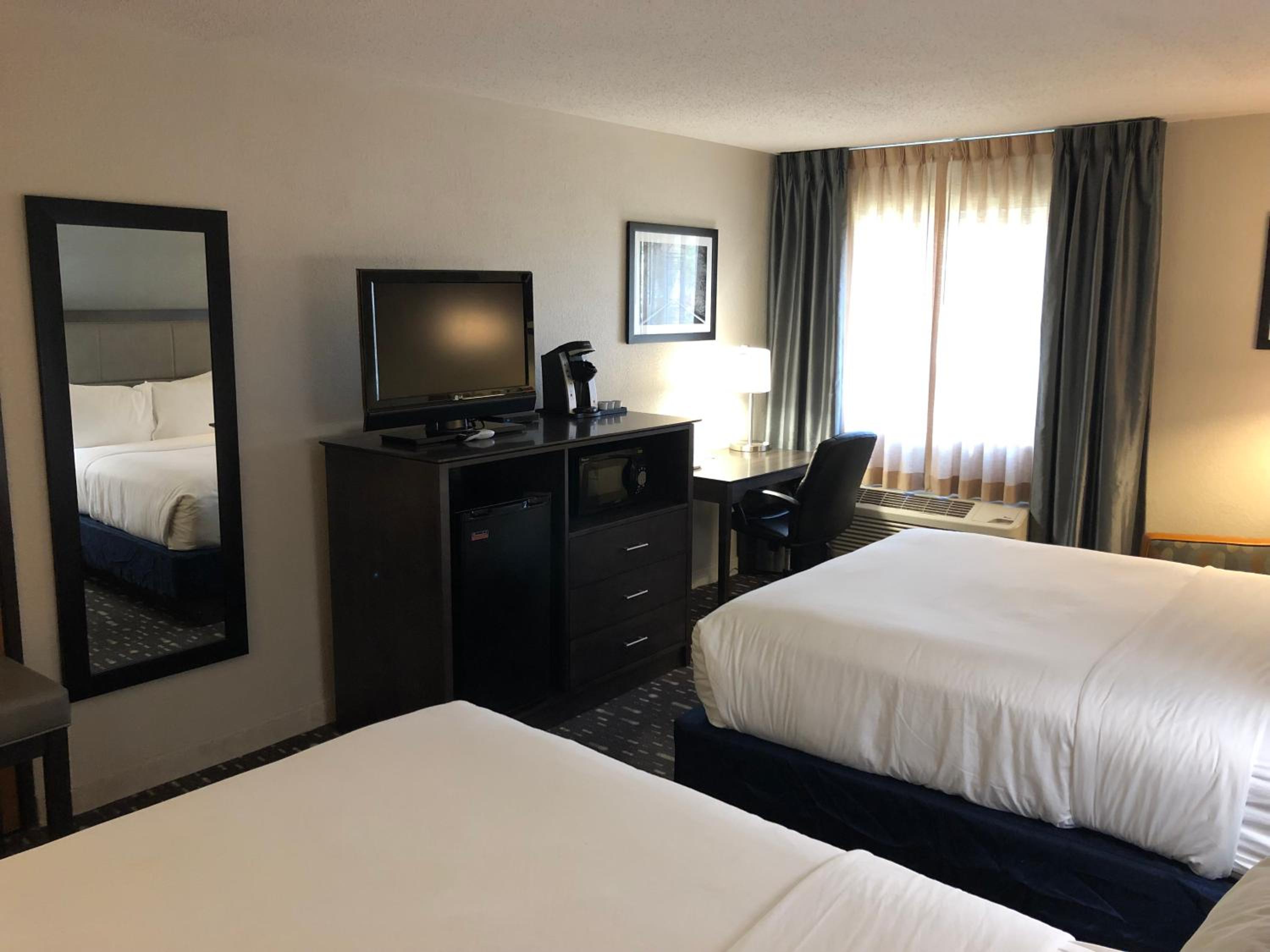 Queen Room with Two Queen Beds - Non-Smoking photo 1