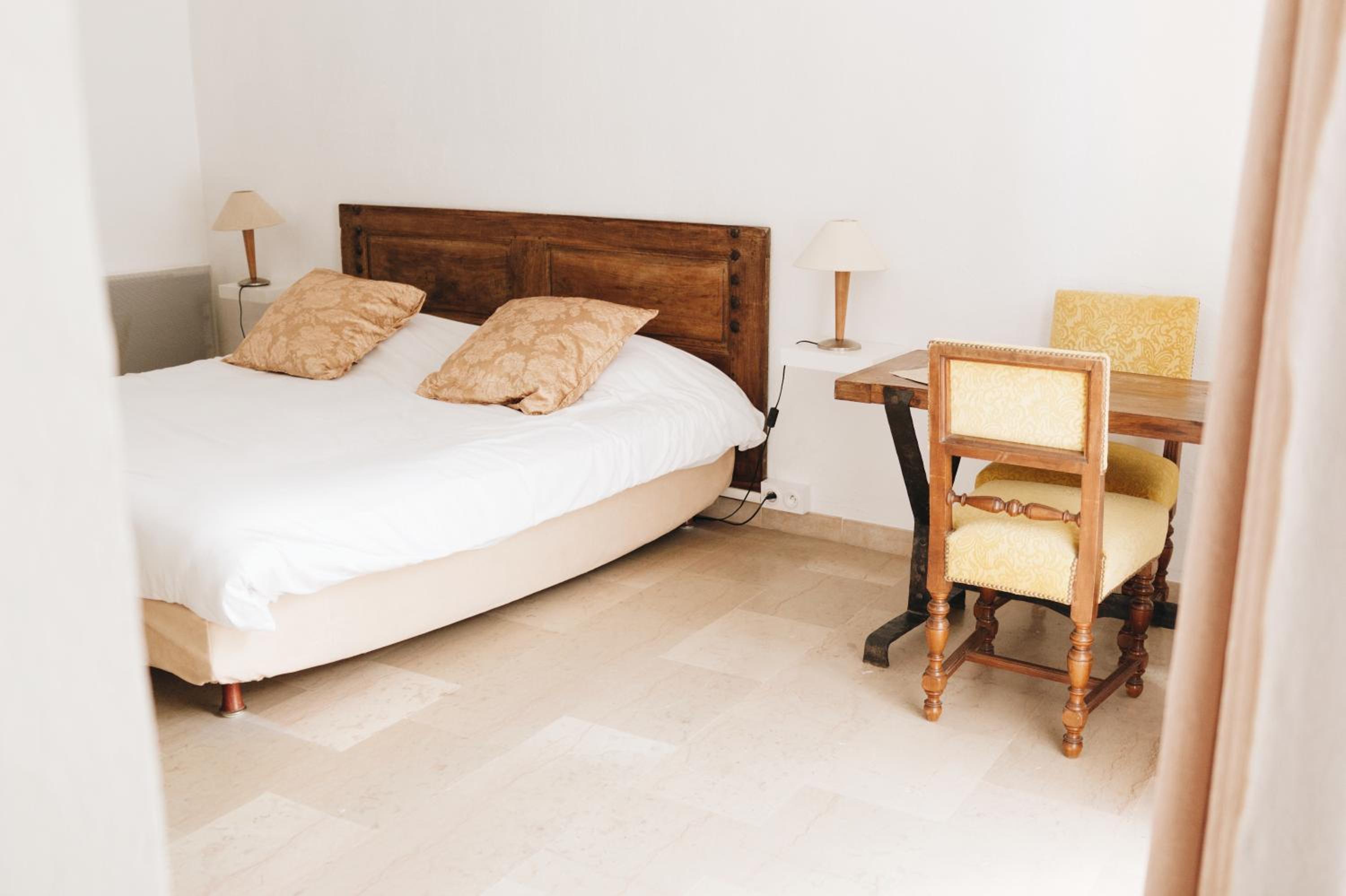 Standard Double Room - Photo 22