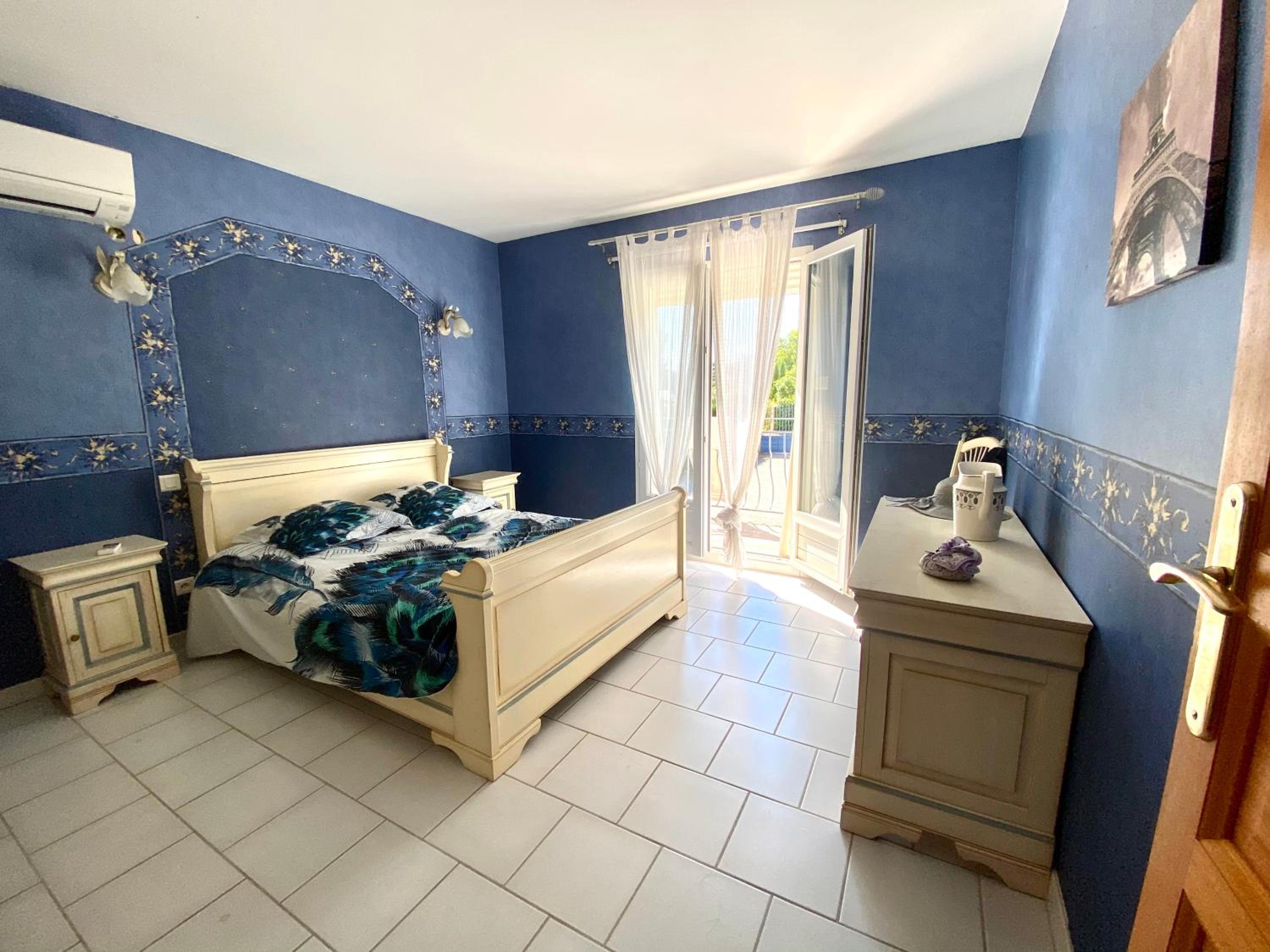 Villa - Photo 2