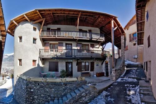 Six-Bedroom House photo 2