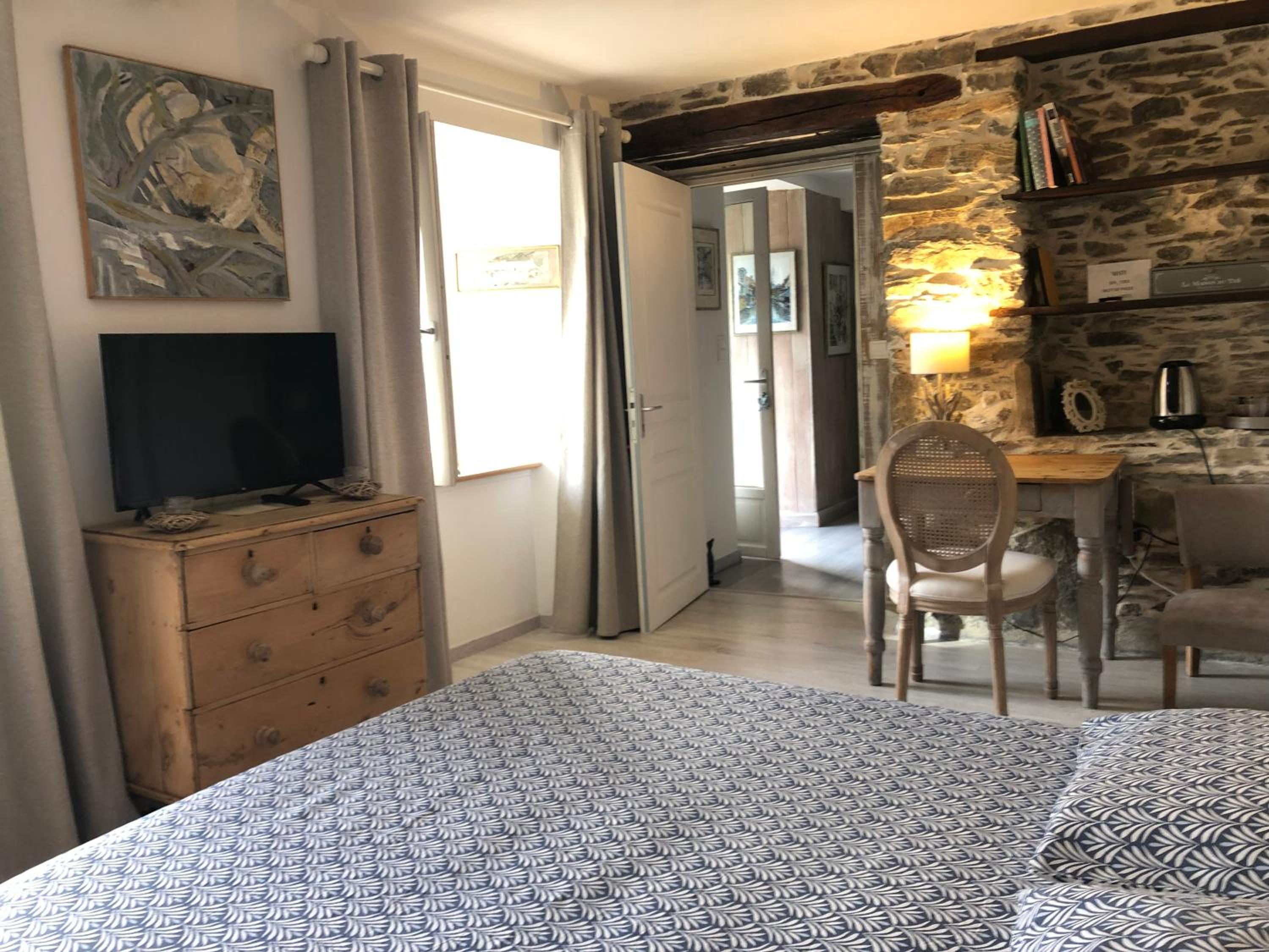 Double Room with Balcony - Photo 3