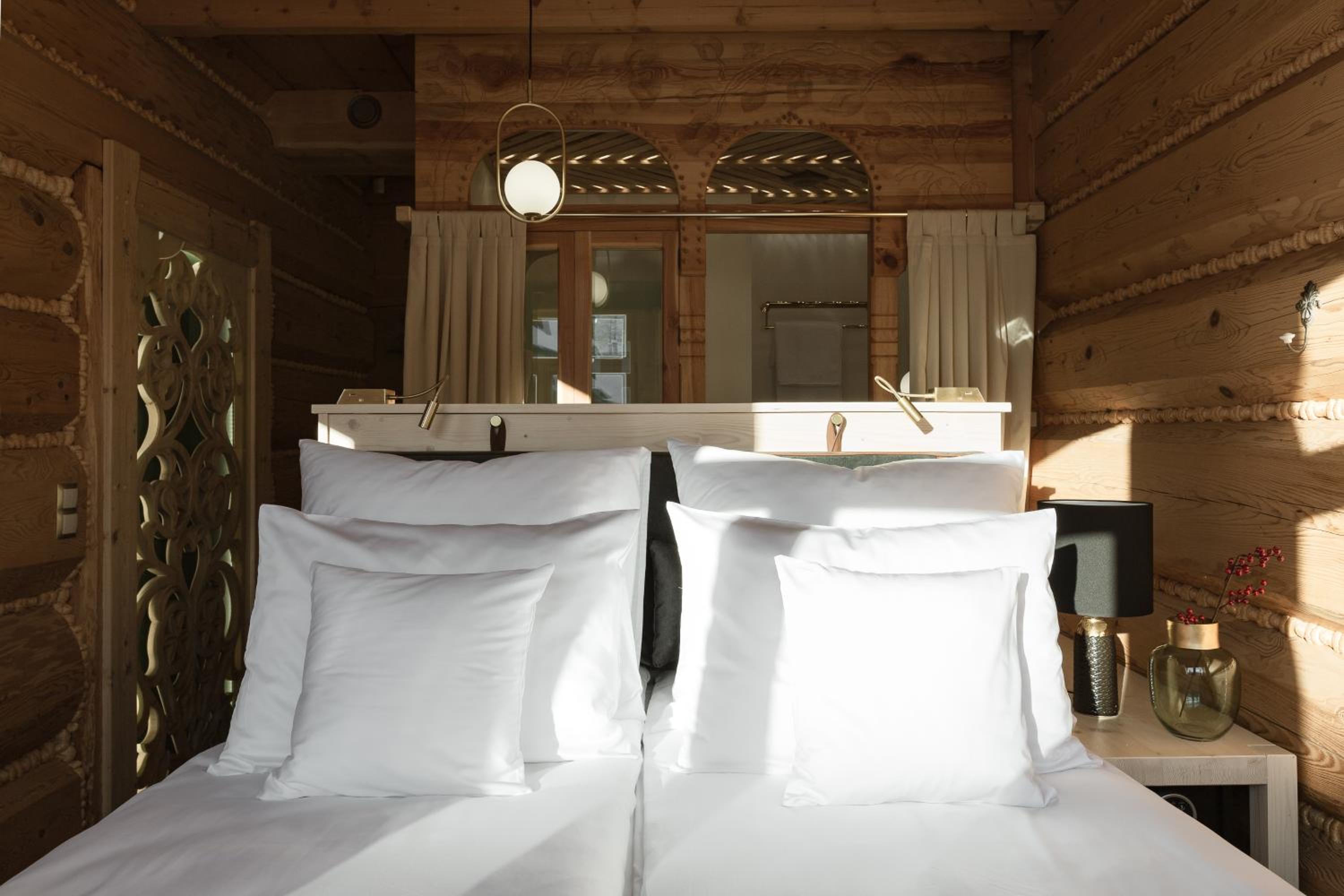 Deluxe Double Room with Balcony and Mountain View