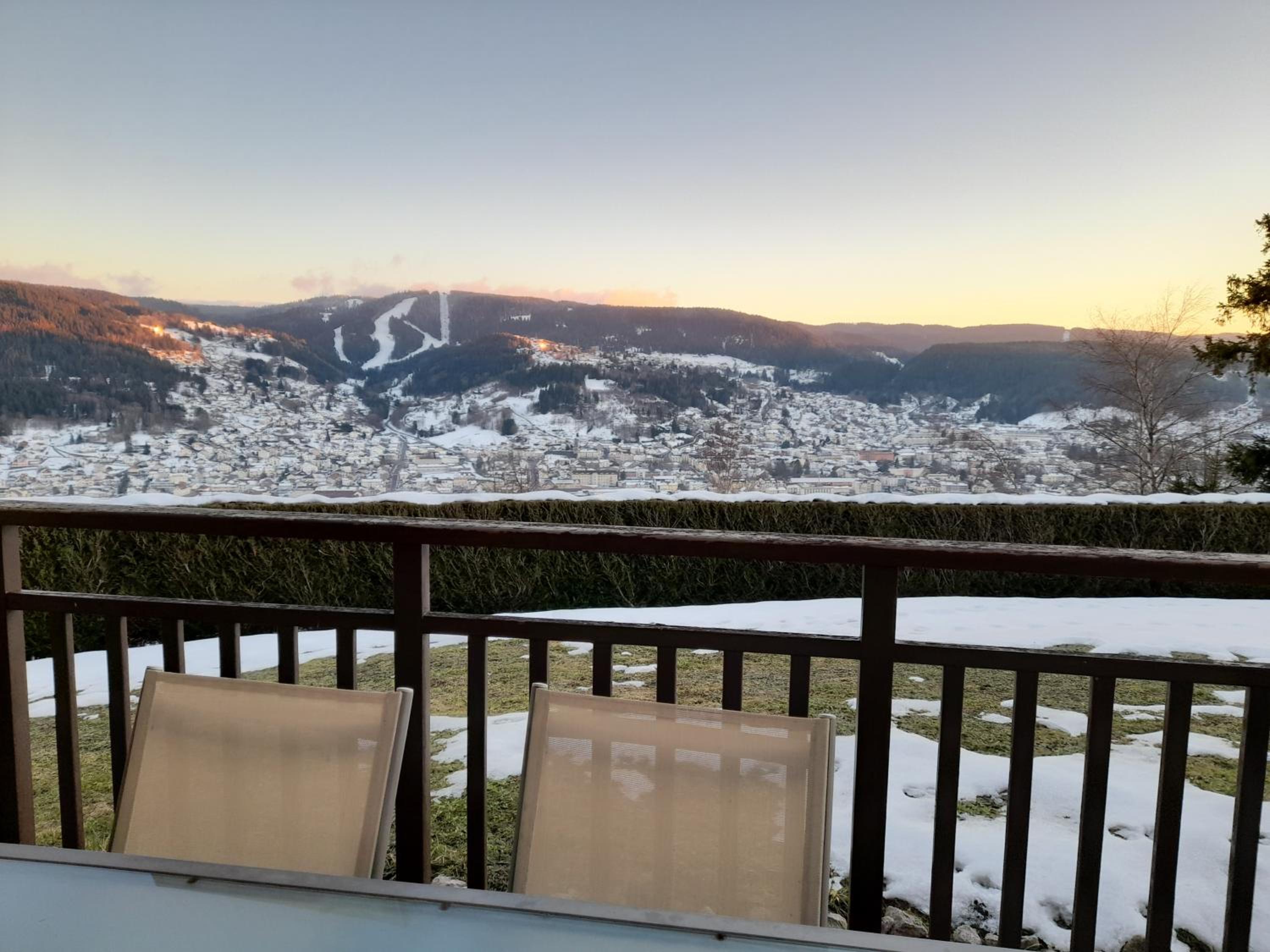 Apartment with Mountain View photo 2