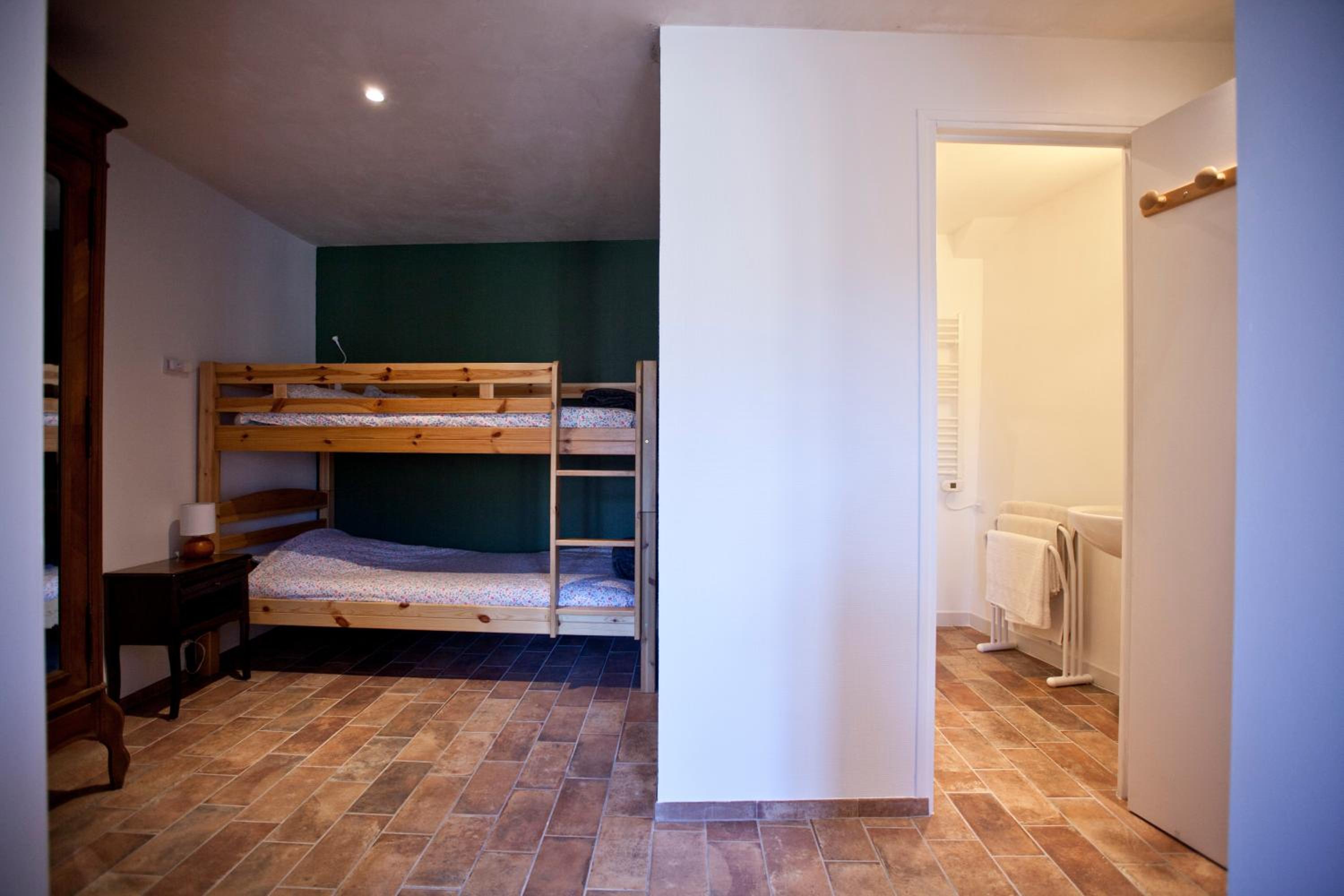 Quadruple Room with Private Bathroom - Photo 2