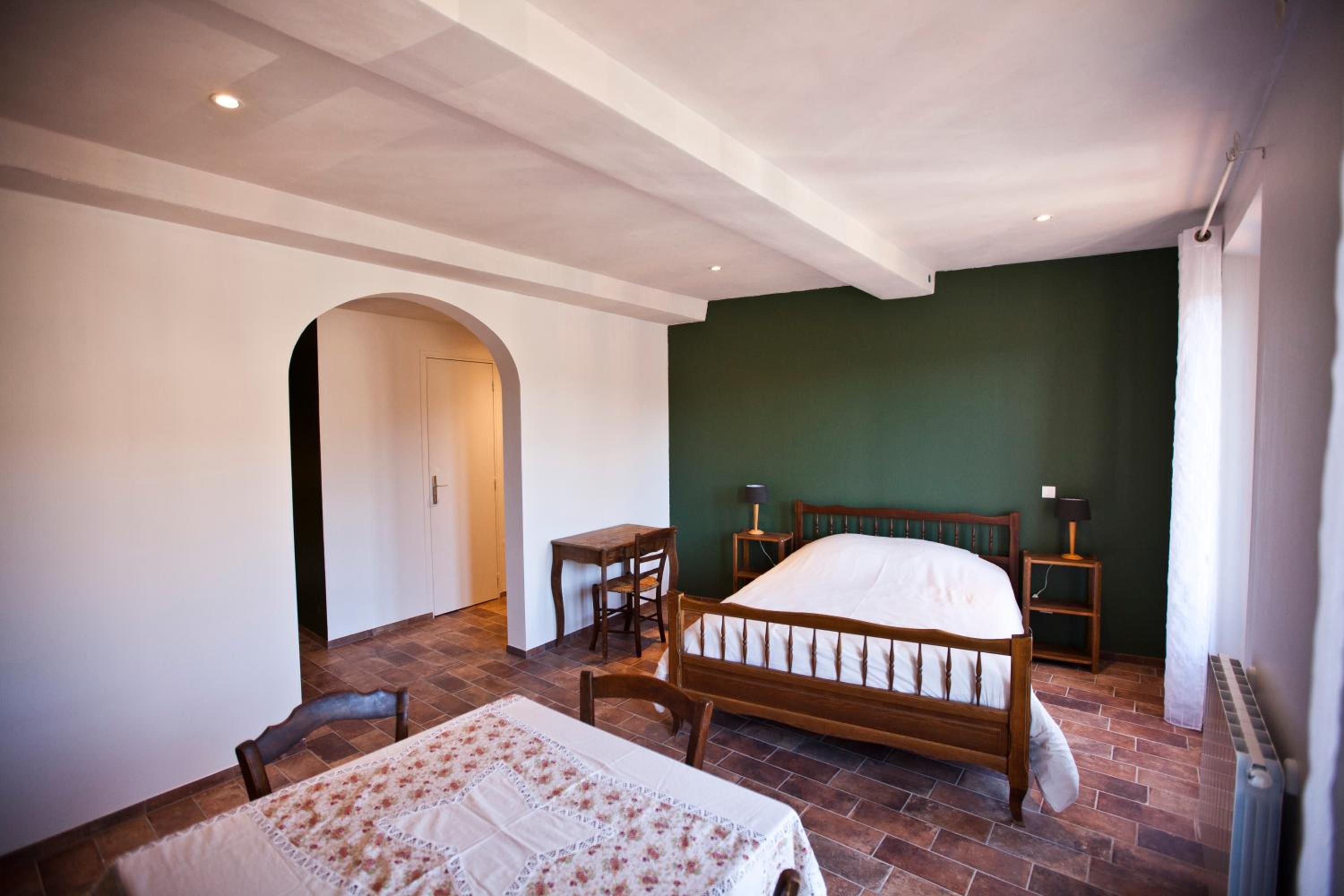 Quadruple Room with Private Bathroom - Photo 4