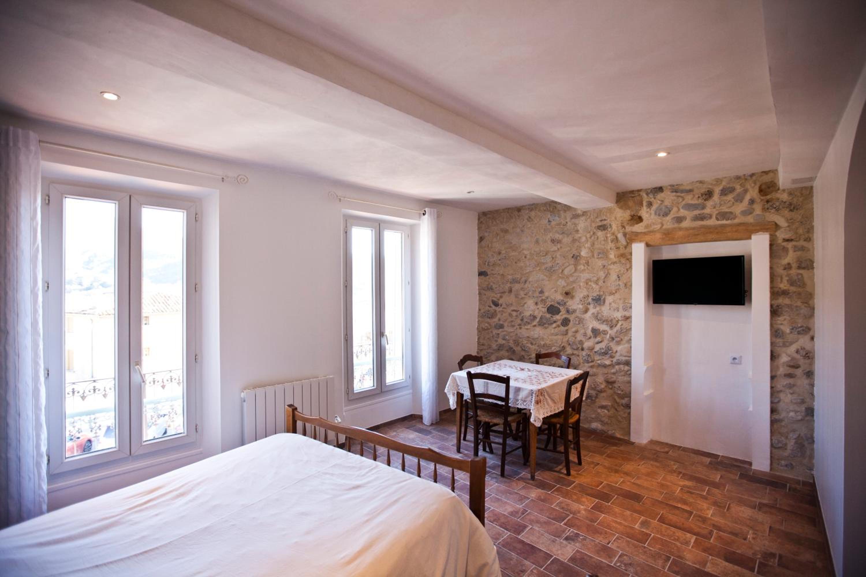 Quadruple Room with Private Bathroom - Photo 3